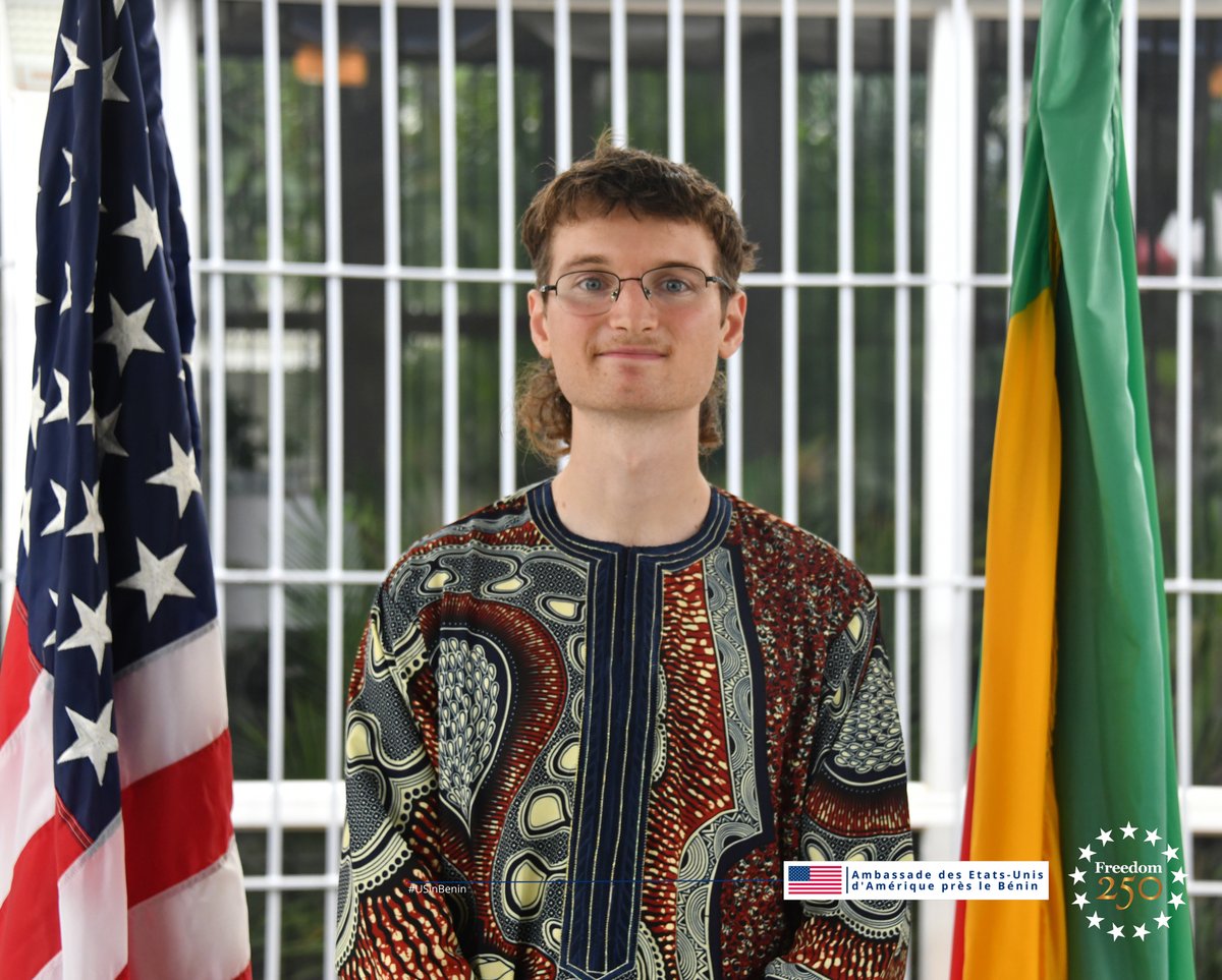 USEmbassyBenin's tweet photo. Après huit semaines et demie de formation intensive en français, en santé, en sûreté et sécurité, ainsi qu’en agriculture durable, deux nouveaux Volontaires du Corps de la Paix ont officiellement prêté serment au Bénin. 

Pendant deux ans, ils travailleront aux côtés de leurs partenaires béninois pour renforcer la sécurité alimentaire, accroître les revenus des ménages et aider les communautés à bâtir des systèmes agricoles plus durables et plus résilients. 

Cette cérémonie marque un nouveau chapitre dans les 58 ans de partenariat entre le Corps de la Paix et le Gouvernement du Bénin — une collaboration fondée sur le respect mutuel, l’amitié et un engagement commun en faveur du développement. 

Aux deux nouveaux Volontaires : merci d’avoir choisi le service, le défi et l’engagement. Votre travail aura un impact durable ! 

#USinBenin #PeaceCorpsBenin #PartenariatUSABénin #AgricultureDurable #SécuritéAlimentaire