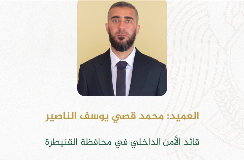 binaasorya's tweet photo. Bashar E. Daher

سألتكم الله من كل من يعرفني ان يقرأ هذا المنشور ويشاركه ويوصل صوتي إلى الجهات المختصة المعنية :
لا أخفيكم سرًا بعد مشاهدتي للتعذيب والظلم الذي ذاقه ذلك الشاب البسيط ابن الحفة على يد الأمن العام أيقنت أن علي الخروج والحديث كي لا تتكرر الماسأة ولا يعاد المشهد فالمواطن السوري أرخص شيء داخل حدود هذا الوطن المصاب بلعنة كاكائية نصيرية بعثية  ..
تبدأ أحداث القصة قبل إلقاء القبض على مجموعة مدنيين بالقنيطرة واهتمامهم بأنهم دا 11 قبل تلك العملية بأربعة أسابيع ، حين تكشفت يومها بعض خيوط الفساد وحجم الفساد المالي والإداري داخل قيادات محافظة القنيطرة الأمنية وكلها شبكات مرتبطة ارتباطًا مباشرًا بالشيخ ابو صالح واسمه محمد قصي الناصير ، الذي اصبح عميدًا بعد تزكيته لكونه كان سائقًا عند شيخ بالهيئة على نفس منوال النظام الساقط يغزل نظامنا الجديد أطحنا بالبعث نعم وبالرفيق فلان ونصبنا الهيئة والشيخ فلان وعلتان ، ما علينا سلمنا الأمر لهم منذ ليلة سقوط الهارب على شرط العدل والحرية وحفظ كرامة الناس والعدل ثم الكثير من العدل ولا شيء سواه ،
يومها تواصل معي احد المسجونين ليشكوا لي ظلمًا لحق به على يد محقق من أبناء مدينتي اسمه أسامة الخلف ويلقب بالبتار والمقدم رؤوف وشيخ الليل وكلها ألقاب تعكس أمراضًا نفسيةً مزمنة ،  وأرفق الأخ المشتكي تقريرًا طبيًا يثبت تعرضه للإغتصاب بقطع حديدة وبرأس البندقية 
📷  تخيلوا كل هذا الإجرام حدث بعد سقوط نظام المجرم وأين ؟ داخل السجن على يد عنصر في الأمن العام المشار إليه سابقًا ،  أسامة الملقب البتار بتعذيبه الوحشي للموقوف إياد تسبب له بكسور في أضلاعه وآثار تعذيب واضحة وأشياء أخرى لا تذكر ، عدا عن شتمه بعرضه وأمه وزوجته وبناته واشياء لا توصف …
يومها أحلت الموضوع لأخي الناشط محمد ضاهر لكونه متابعًا للمظالم في القنيطرة ، ولكون المجرمين من مدينتي والسطوة العشائرية  أكبر من قدرتي على الحديث ولكوني لم ارد أن يشكل صدور الحديث مني اي ضغط على معاون مدير السجن أبو علي سجون صاحب الصيت الطيب والمحبوب من الجميع كونه الشاهد الرئيسي في القضية والذي اعتزم الإدلاء بشهادته نصرةً للمظلوم واحقاقًا للحق ،
من هو البتار ؟ هو أسامة العلي شاب كان متطوعا في جيش الاسد في السياسية بدير الزور حتى عام 2019 يعني ليس بصاحب تاريخ ثوري ولا يمتلك أي شهادة ثانوية او اعدادية او جامعية فكيف صار محقق يبطش بالناس ويضرب نساء في بلدة نبع الصخر ، ويعتدي على حرمات بيوت الناس الآمنين بطريقة اقذر من النظام السابق !! قبل فترة اعتدى على ضابط في الأمن العام وأطلق عليه النار في ساحة بلدته لارغامه على الاستقالة من جهاز الأمن العام حتى تم فصله وبقي اسامة ،
من يقف وراء اسامة ؟! ابو صالح ، العميد ابو صالح هو عديل أسامة اي أنهما صهران لنفس العائلة ، وهذه رتبة أمنية كافية لتحول فأر إلى اسد يفتك بالناس ويصول ويجول ويهدد ويرعد.
ألم أخبركم أن الأسد لم يسقط بعد في القنيطرة ..
نأتي للملف الأخطر الذي ارجوا ان تضع الداخلية يده عليه ولو وجد عامل السرية والشفافية والعدالة لما اضطرت إلى الخروج للحديث علنًا بعد التزامي الصمت لفترة 6 أسابيع متواصلة ، على أمل الوصول للعدالة والشفافية ولكن هيهات كيف تصل العدالة والبعث واذنابه مازالوا هم صلة الوصل بين القيادات الجديدة والشعب فلا الشعب قادر ان يوصل صوته للقادات ، ولا القادات قادرون على رؤية الواقع كما هو بدون عيون ونظارات اذناب البعث الواقفين بالمنتصف …
عديل رئيس قائد الأمن العام رتبة يجب ان تضاف للرتب العسكرية السورية ، نعود لقصة إياد الذي تعرض للظلم بعد التضامن الإعلامي الذي حصل ووصلت القصة لوزارة الداخلية تم اخطار برقية تتضمن السؤال عن وقائع الحادثة ليقوم مدير السجن ابو عمر ومعاون مدير السجن ابو علي وشخص ثالث من مسحرة بكتابة شهادتهم والتوقيع عليها وإرسالها إلى العدلية والمحامي العام مصطفى الجبر ابو محمد الذي قام برفعها فورًا لوزارة الداخلية ،
وزارة الداخلية لم تقم بالإحاطة بالشهادة على انها اجراء سري لا يكشف عنه وهذا خلل كبير ايضًا بل قامت بإرسال الشهادات لمدير قيادة الشرطة ابو صالح الذي إنفجر غضبًا ضد مدير السجن ومعاونه ومساعد معاونه وقام بطرد مدير السجن بسبب شهادته وقال له بالحرف الواحد عم تغدر فيني انت وأبو علي ، وكأن حق الشعب يباع لخاطر فلان وعلتان يا ابو طالح !!؟
قام ابو صالح بإيقاف ابو علي بالسجن بدون تهمة لمدة 4 ايام متواصلة وعندما لم يجد أي تهمة او تقصير يقوم برميه على ابو علي قام بإخراجه مضطرًا تحت ضغط من معارف ابو علي الذين شهدوا بالحق بنزاهته وإخلاصه في عملهِ ،
أبو صالح كهف الفساد في القنيطرة
ابو صالح يدير شبكة ثانوية غير رسمية متمثلة في شراء ذمم ومنح صكوك البراءة والعفو عن مجرمين القنيطرة مقابل مبالغ مالية كبيرة في الواجهة تم وضع باسم عبيد المعروف باسم ابو جابر كواجهة ليست مدعومة وفي الخلف كان النشاط يصب ويدار ويعود اكثر من ثلاث أرباعه في جيب ابو صالح ، تخيلوا مجرمًا مطلوبًا في رقبته دماء شهداء قبض ابو صالح منه 200 الف دولار كاش ومزرعة في بيت جن سجلها بأسم قريبته هذه حالة واحدة من الاستفادة من المنصب الحكومي وبيع لدماء الشهداء،
ابو صالح يقوم بمحاربة المحامي العام القنيطرة الشيخ مصطفى الجبر لسبب واحد كونه رجل يتق الله في حقوق الناس ولا يقبل الرشاوي والفساد ، وصل الأمر بأبو صالح لإسقاط كل عنصر او ضابط له علاقة بالمحامي العام حيث سرح اكثر من 5 ضباط من أبناء الثورة والعديد من العناصر ووصل الأمر به لتسريح موظفين مدنيين فقط لكونهم ذو علاقة طيبة مع المحامي العام ، ابو صالح يمثل تيار الفساد في القنيطرة الذي يريد اسقاط اي تيار اصلاحي حقيقي وهو من يقف وراء حسابات كثيرة تستهدف ابو حفص السعيد والمحامي العام لأسباب شخصية وكيدية ،
نعود من حيث بدأنا قبل فترة قام ابو صالح بإعادة اعتقال الشاب ابو علي سجون ووضعه في سجن لا يليق بابن سلك مع حرمانه من حقوقه القانونية المتمثلة بالتواصل مع أهله او التواصل مع محامي او البقاء في سجن مسلكي يحفظ حق اي عنصر امني يتم توقيفه ، تم حرمان احمد عز الدين من أي زيارة حتى قامت والدته بالدخول على وجهاء المدينة حتى سمح لها بمقابلته لمدة 3 دقائق بحضور عناصر وضابط دون احترام اي خصوصية ،
البتار حر طليق ولم يدفع تعويض ليرة واحدة للشاب الذي قام بتعذيبه والاعتداء عليه جنسـ يًا بل لم يتم ايقافه او حبسه  ونتفاحئ بوجود شاب آخر بكلية واحدة تعرض للتعذيب والاعتداء واسمه باسل على يد نفس المجرم ، والشاب الشاهد الذي شهد لله ولرسوله يفصل من عمله ويحول للسجون كموقوف بل يتم إرسال رسائل عبر وسطاء بطلب مبالغ مالية مع الصمت التام كي لا نرتب له تهمة ،
كيف تقوم الأمنية في القنيطرة بالتغطية على هذه الجرائم تقوم بإلقاء القبض على عائلة بريئة عائدة من ألمانيا وتقوم بإلباسهم المخطط في النفس اليوم وبث اعترافهم أنهم أرهابييووون دووواعععشش يا لطف الله كيف سرعة التحقيق وصناعة الخبر للتشويش على الرأي العام ولإخراج ملف القنيطرة انه به دواعيييش فيتوقف اي ناشط عن متابعة ملف القنيطرة او التدخل به …
أحمل السلطات الأمنية في وزارة الداخلية السورية  مسؤولية سلامة وصحة أخي وأطالبكم بمراعاة ظروف اخي الصحية حيث أن أخي مريض بإحتشاء في القلب ويستخدم إيسبرين عيار 12.5 وهو مصاب سابق بدون طحال وأجزاء كبيرة من الكبد والأمعاء وله نظام غذائي وصحي خاص يرجى مراعاته ..
وأطالب بإطلاق سراح اخي احمد ضاهر ابو علي الموقوف بدون اي سبب وبتهم كيدية يقف خلفها ابو صالح قائد الشرطة الفاسد المرتشي هو والطاقم الأمني الخاص به وأحملكم مسؤولية سلامة وصحته .
إلى الزئيس أحمد الشرع ، نظام الأسد لم يسقط بعد في القنيطرة ..
كيف تصل العدالة والحقوق والبعث واذنابه مازالوا هم صلة الوصل بينكم وبين الشعب فلا الشعب قادر ان يوصل صوته لكم ، ولا أنتم قادرون على رؤية الواقع كما هو بدون عيون ونظارات اذناب البعث الواقفين بالمنتصف بيننا وبينكم.