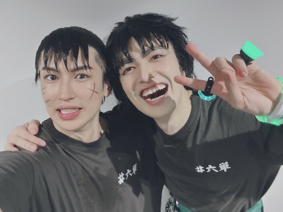 reizi_sakagaki's tweet photo. 六単最終日2公演ご来場ご視聴ありがとうございました。

最高に最高に最高に楽しいLIVEで
���山笑ったぜ！
ソロ曲でエンジョイモードを歌って踊れて
楽しすぎた！
みんなの声援、団扇やペンライトの応援沢山ありがとう〜
最高のメンバー、そして皆んなと
最高の時間を一緒に過ごせて幸せだったぜ！
また会おう‼️
いけいけどんどーん‼️

#六単