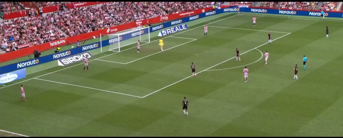 andresmaese's tweet photo. ¿Cómo puede decir Larcamón que le sorprendió la presión alta del Sabadell si los saques de portería eran así?

El único motivo de esta saque de puerta es el de atraer al contrario a tu área para jugar a los espacios.

Es un ridículo espantoso.
Mucho por mejorar. Hay margen. https://t.co/Jgd5UUW5H3