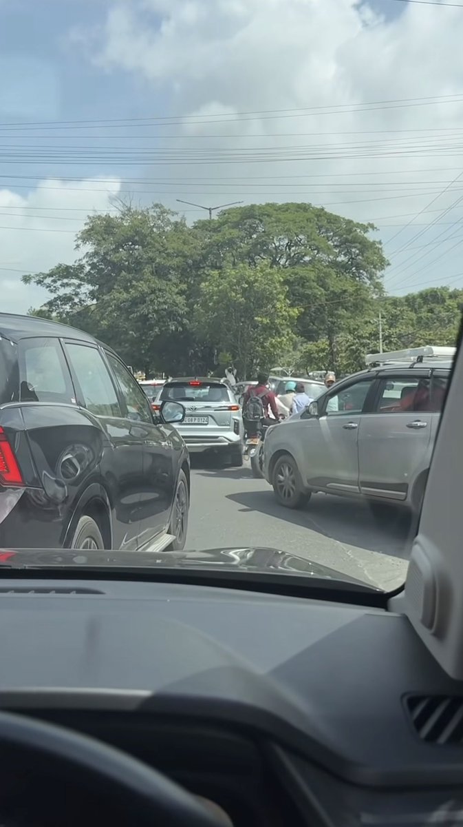 Team_Road_Squad's tweet photo. Hello @hydtp,

Requesting you one change in KBR oneway initiative.

Lane change points has to be unidirectional.

For example at a single lane change point, either right merging has to be there or left merging.

If more clarity is needed, we will give more description on this.

@HYDTP @hydcitypolice @GHMCOnline @SajjanarVC_IPS @CVAnandIPS
