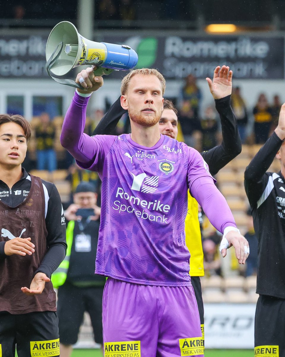 LillestromSK's tweet photo. 2300 sesongkortholdere har allerede sikret seg billett til returen mot KF Egnatia på Åråsen 🔥🇪🇺

Sesongkortholdere får 50 % på ordinær Eliteseriepris – men reservasjonen må løses inn innen kl. 20:00 i kveld! 

Ordinært billettsalg starter kl. 09:00 i morgen 🚨 https://t.co/trOuKan833