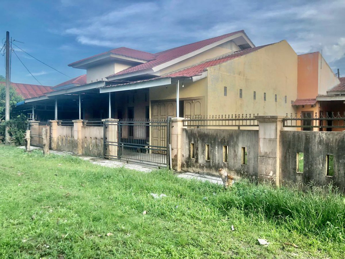 ddrnnnn_'s tweet photo. JUAL RUMAH BINJAI  SHM🏡🏡 ( 0813-9804-9012 - EDWAN )
temen2 X pls do your magic. udh bbrp tahun belakangan ini berusaha jual rumah keluarga karena ada kebutuhan pengobatan. tp blm ketemu jodohnya. Siapatau ktmu pembelinya disini yaaa. izin promo ya temen2 🙏🏻 

🏡 DIJUAL CEPAT‼️ RUMAH LUAS & SIAP HUNI DI LOKASI STRATEGIS KOTA BINJAI 🔥

📍 Lokasi:
Komplek Griya Jatibening Blok B-06
Jl. Teuku Umar, Binjai

✨ SPESIFIKASI RUMAH:
• Luas Tanah: 300 m²
• Luas Bangunan: 250 m²
LANJUT KOMEN ⬇️⬇️⬇️

• 5 Kamar Tidur, masing-masing dilengkapi kamar mandi & WC (lanjut komen) 
• 1 Kamar Mandi Tamu — total 6 kamar mandi
• Lantai granit elegan
• Garasi 2 mobil (1 tertutup + 1 terbuka)
• Listrik 2.300 watt
• SHM — surat lengkap & aman

🏠 Cocok untuk hunian keluarga besar maupun investasi!

💬 INFO HARGA & DETAIL:
📲 Langsung hubungi WhatsApp:
0813-9804-9012 - Edwan