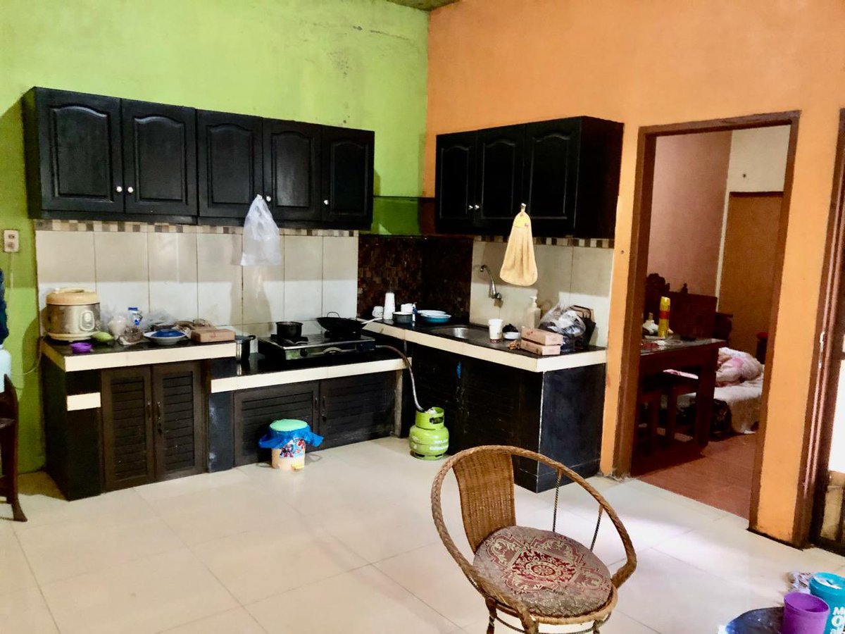 ddrnnnn_'s tweet photo. JUAL RUMAH BINJAI  SHM🏡🏡 ( 0813-9804-9012 - EDWAN )
temen2 X pls do your magic. udh bbrp tahun belakangan ini berusaha jual rumah keluarga karena ada kebutuhan pengobatan. tp blm ketemu jodohnya. Siapatau ktmu pembelinya disini yaaa. izin promo ya temen2 🙏🏻 

🏡 DIJUAL CEPAT‼️ RUMAH LUAS & SIAP HUNI DI LOKASI STRATEGIS KOTA BINJAI 🔥

📍 Lokasi:
Komplek Griya Jatibening Blok B-06
Jl. Teuku Umar, Binjai

✨ SPESIFIKASI RUMAH:
• Luas Tanah: 300 m²
• Luas Bangunan: 250 m²
LANJUT KOMEN ⬇️⬇️⬇️

• 5 Kamar Tidur, masing-masing dilengkapi kamar mandi & WC (lanjut komen) 
• 1 Kamar Mandi Tamu — total 6 kamar mandi
• Lantai granit elegan
• Garasi 2 mobil (1 tertutup + 1 terbuka)
• Listrik 2.300 watt
• SHM — surat lengkap & aman

🏠 Cocok untuk hunian keluarga besar maupun investasi!

💬 INFO HARGA & DETAIL:
📲 Langsung hubungi WhatsApp:
0813-9804-9012 - Edwan