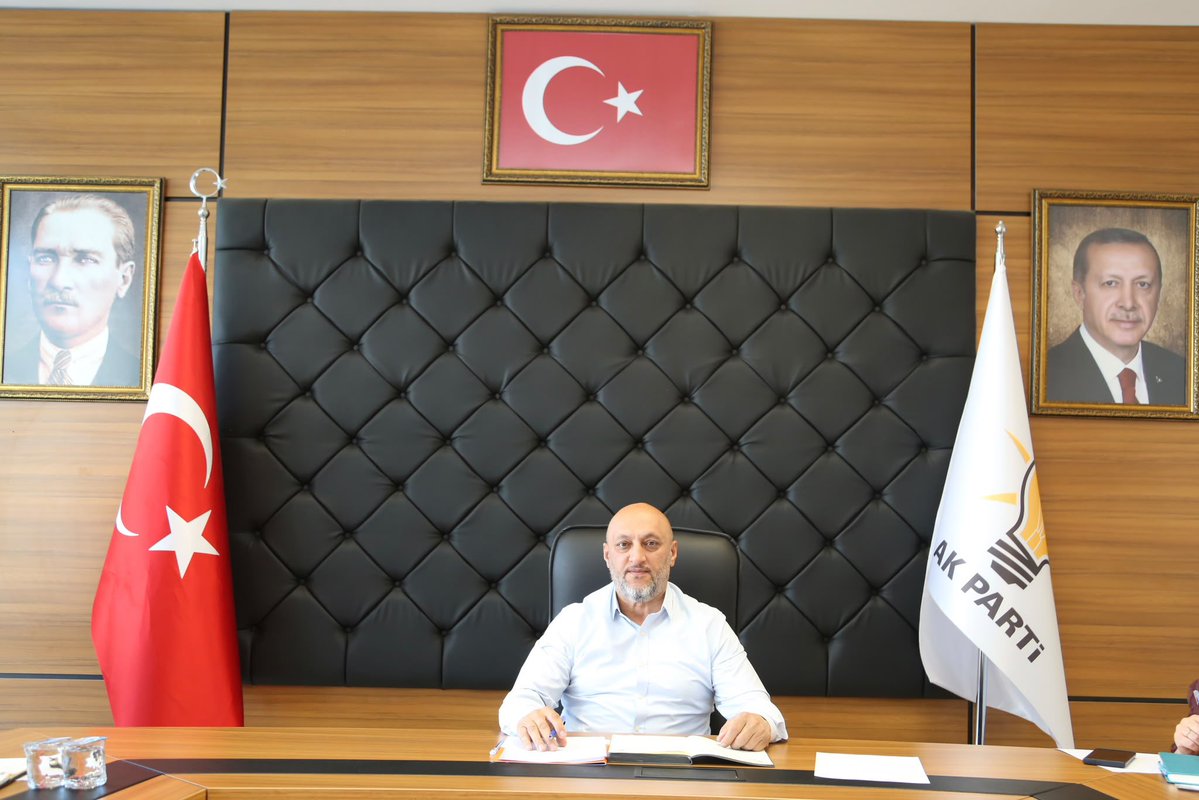 AkpartiBitlis13's tweet photo. İl Başkanımız Sn.@EnginGunceoglu başkanlığında 3 kademe ilçe başkanları ile Ahlat ve Malazgirt etkinlikleri öncesinde kapsamlı bir değerlendirme toplantısı gerçekleştirilmiştir.

Tüm teşkilat mensuplarımızın koordinasyonuyla, Cumhurbaşkanımız Sayın Recep Tayyip Erdoğan 25-26 Ağustos 2026 tarihlerinde Ahlat ve Malazgirt’te ağırlanacaktır.

Anadolu’yu bizlere vatan kılan Malazgirt ruhu, taşıdığı köklü tarihî miras ve sorumluluk bilinci doğrultusunda yaşatılmaya devam edecektir.