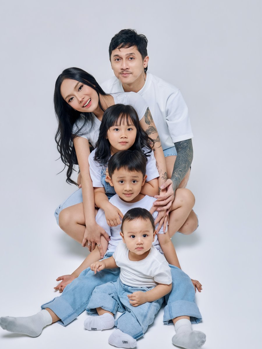 insidefolkative's tweet photo. Potret Irene Agustine dan Bimo PD bersama anak-anak di postingan Instagram terbaru. https://t.co/nARz24V67Z