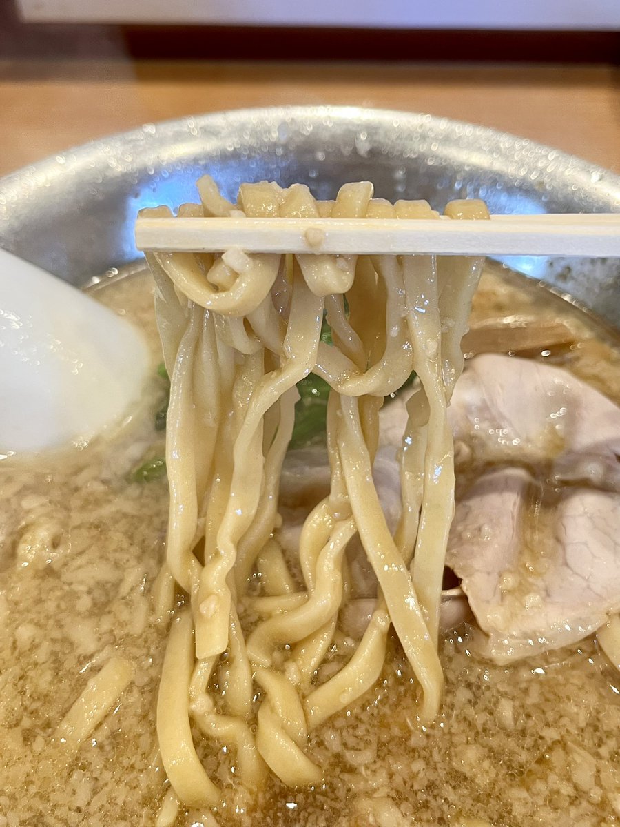 maaboomenman's tweet photo. 新潟県燕市吉田下中野391-5の【磨きの町のラーメン屋 味我駆】の『背脂中華(¥850税込)』♪チャー/メンマ/法蓮草オンザ♪背脂インザ醤油スープ♪平打太麺♪肉体疲労とか精神疲労とか「わぎゃーーっ！」って時は"タウリン"でなく"フるスるチアミン"でなく絶対"背脂"♪ #新潟グルメ #新潟ラーメン #味我駆 https://t.co/mSV1x2osy8