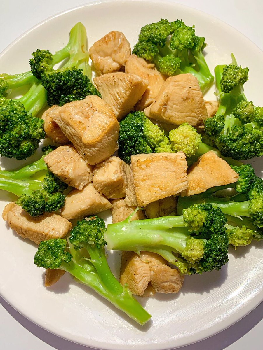 wimylophyone's tweet photo. [Simple u0026 tasty! This 5-minute broccoli chicken salad is low-cal, high-protein, perfect for your fat loss plan. No oily sauce, just a touch of lemon and black pepper.  #FatLossMeal]， https://t.co/UySV9y71SU