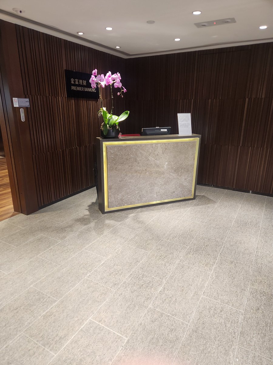 Lisa_Offshore's tweet photo. 2026 年去香港开户，为什么别人 10 分钟拿到卡，你却频频被拒？
​香港各大银行门确实开着，但拒绝的是“缺乏商业实质”与“KYC 逻辑漏洞”。想要高成功率过户，进门前必须准备好这 3 样东西：
​清晰合规的资金来源：不要只带身份证，带上近半年工资流水、完税证明或资产变现凭证。
​合理且明确的开户诉求：切忌只说“存钱”，明确表达港股投资、储蓄理财或子女教育资金规划。
​逻辑一致的 KYC 对答：对客户经理的背景提问，回答必须与你提交的文件 100% 吻合。