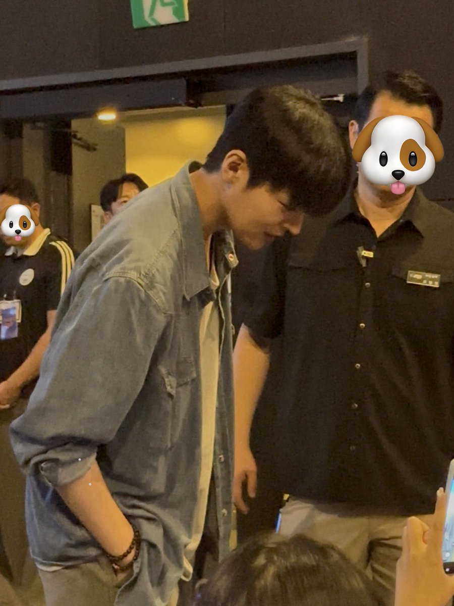 talkryeoun's tweet photo. 260817 광교 무대인사 #려운

① 휴대폰 화면에 비친 얼굴까지 봐야댐
② 주머니에 손 꽂은 거 제발. https://t.co/GXeSv7e9bT