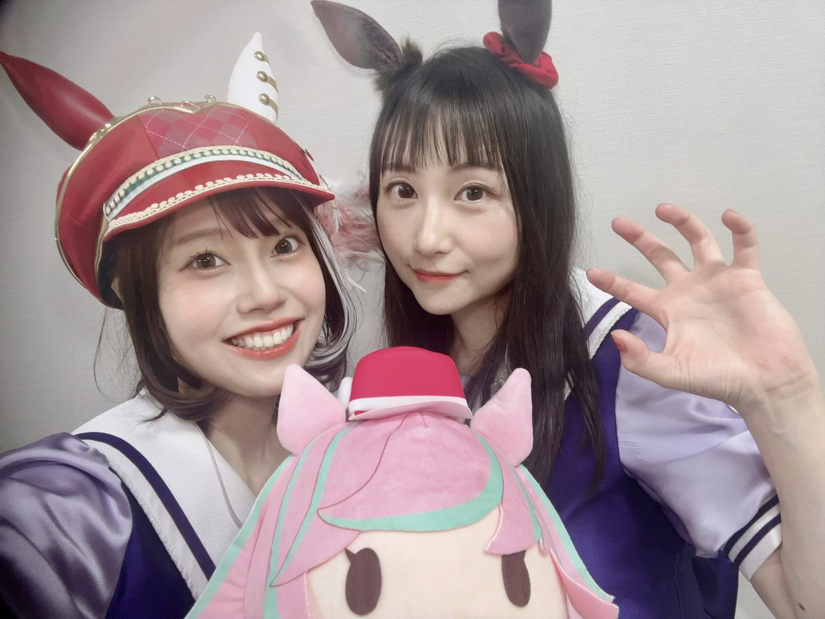 otsukimaccha's tweet photo. #ウマ娘『WINNING LIVE 33』リリースイベント
アメリカンな出走キャストの皆さんとのお写真📸

タップダンスシチー役💃  篠田 みなみさん
タイキシャトル役🔫  大坪 由佳さん
ヒシアマゾン役🤿  巽 悠衣子さん

ありがとうございました✨️✨️

#ゲームウマ娘 https://t.co/j3uwR1JRUF
