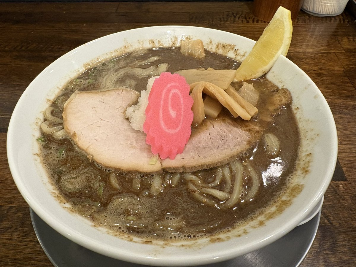 yossykitchen's tweet photo. さんま煮干しそば 高倉@弘前市

さんま煮干しそば
半ライス

煮干しのビター感がありますが、臭みやエグ味はないので、飲みやすいスープです。
大根おろしやレモンをスープに加えるとさっぱり感のある味変に。
麺は密度がありそうな感じです。
ごちそうさまでした。 https://t.co/DluvyzBp0C