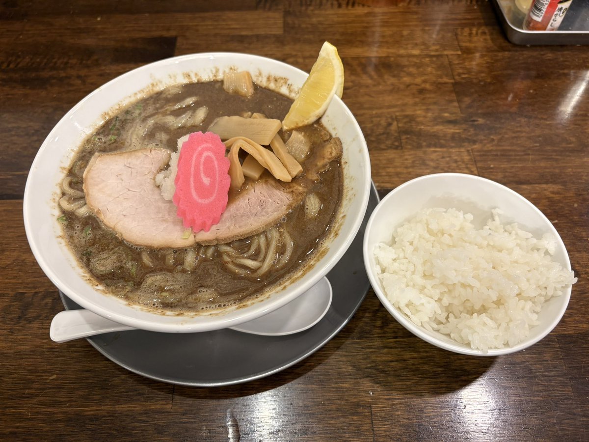 yossykitchen's tweet photo. さんま煮干しそば 高倉@弘前市

さんま煮干しそば
半ライス

煮干しのビター感がありますが、臭みやエグ味はないので、飲みやすいスープです。
大根おろしやレモンをスープに加えるとさっぱり感のある味変に。
麺は密度がありそうな感じです。
ごちそうさまでした。 https://t.co/DluvyzBp0C