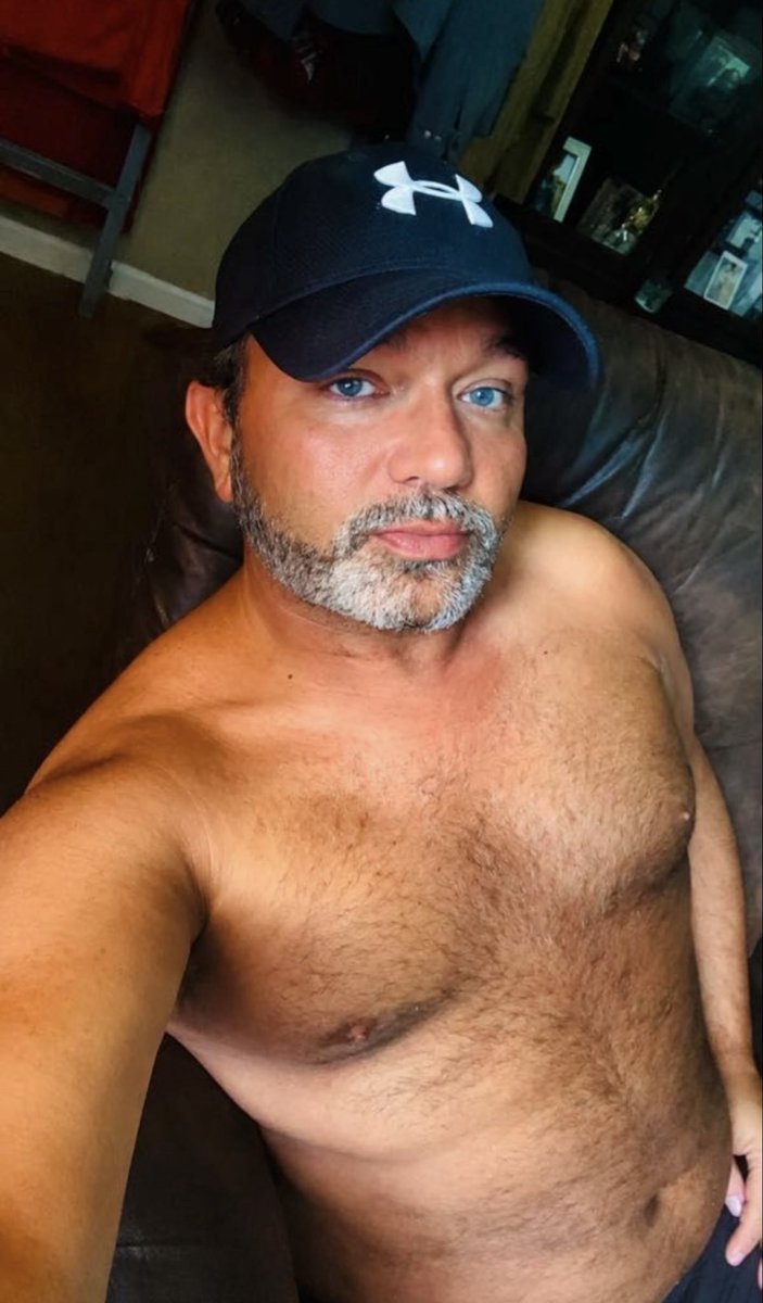 ArkansasDale81's tweet photo. Grey beard. Blue eyes. Questionable decisions. 😂😏

#GayTwitter #BeardedMen #Over40 https://t.co/HkacWUmpnm
