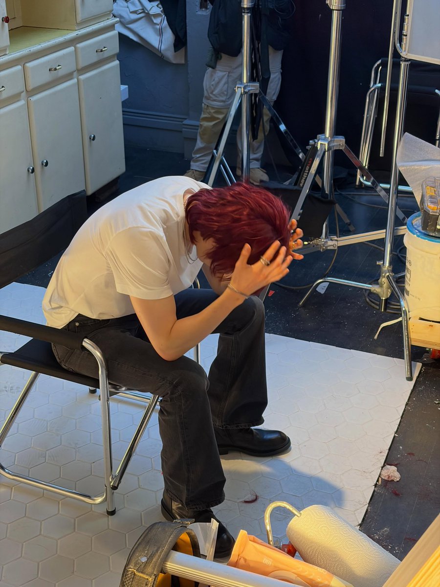 escapefrom9_5's tweet photo. คนที่ชิลกับวิกผมยาว 15 cm 😂 https://t.co/RkEAoCjyOG