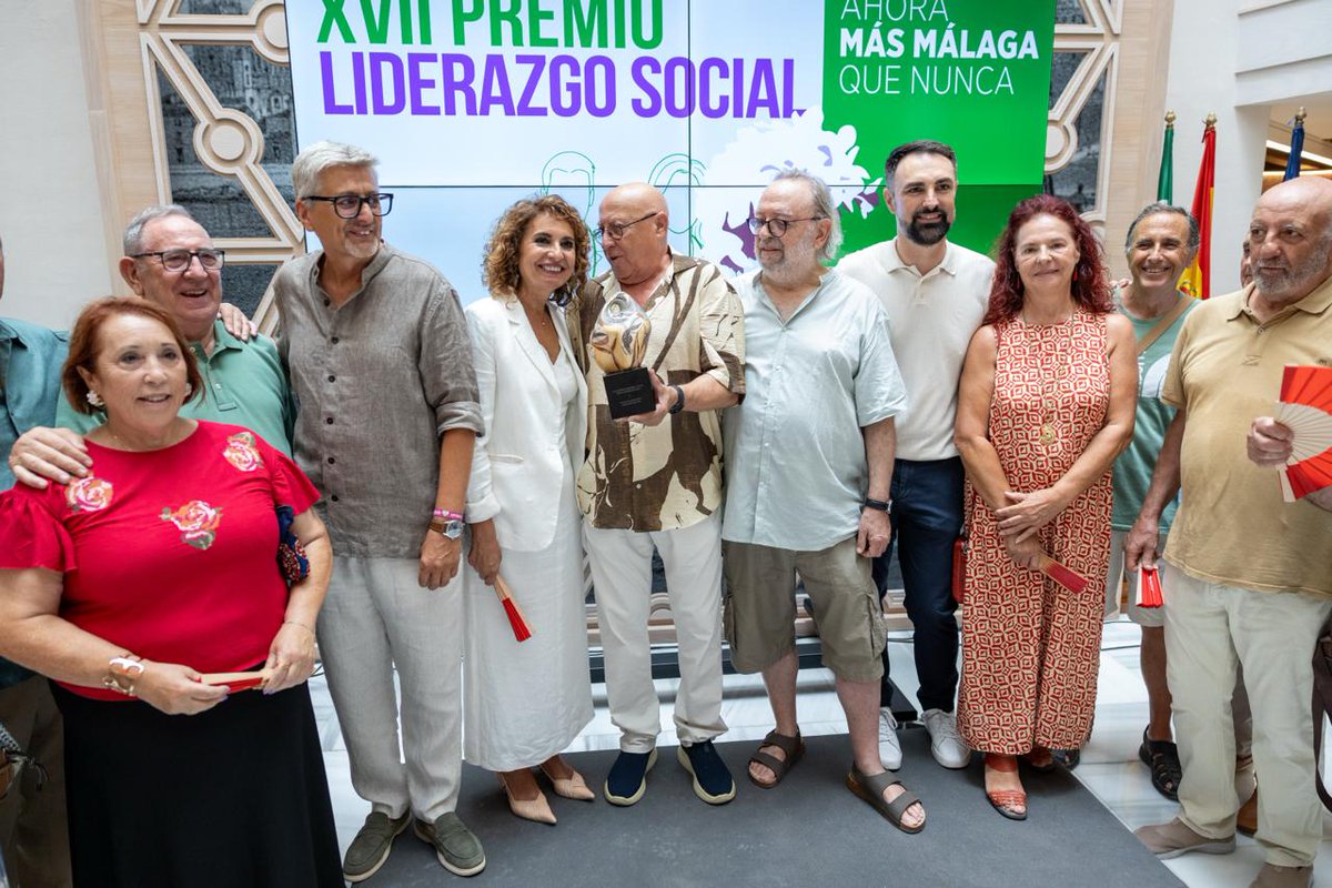 PSOEmalaga's tweet photo. 🌹 Hoy hemos entregado el XVII Premio Liderazgo Social del PSOE de Málaga al Grupo de Jubilados y Jubiladas del SAS.

✊ Como ha señalado @mjmonteroc la #Sanidadpública es la joya de la corona, y vamos a seguir defendiéndola.

¡Gracias por vuestro compromiso y ejemplo! https://t.co/O5vALo8VHU