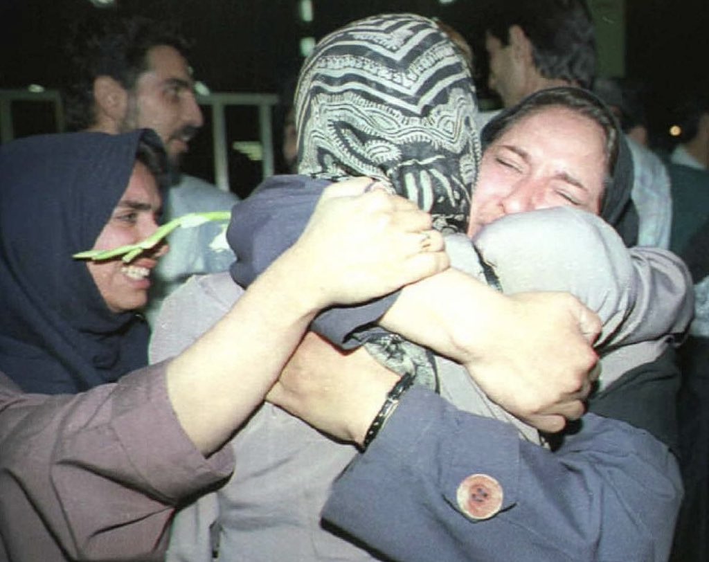 himdinkoyangi's tweet photo. بعضی‌ها شاید اطلاع نداشته باشن، ولی در سال ۱۹۹۵ یه هواپیمای مسافربری ایرانیِ کیش‌ایر با ۱۷۷ سرنشین ربوده می‌شه.

هواپیما که برای فرود اضطراری به چند کشور، از جمله اردن و عربستان سعودی، درخواست می‌ده، از هیچ‌کدوم اجازه فرود نمی‌گیره؛ در حالی که سوختش هم داشت تموم می‌شد، تا جایی که خلبان اعلام می‌کنه اگه جایی فرود نیاد، هواپیما سقوط می‌کنه.

در نهایت، با وجود تمام اون همه دشمنی و یهودستیزی جمهوری اسلامی، اسرائیل تنها کشوریه که اجازه فرود به هواپیما می‌ده. هواپیما به سمت اسرائیل می‌ره و در پایگاه هوایی «اُودا» در جنوب کشور فرود میاد.

مسافرهای ایرانی که وحشت‌زده و شوکه بودن، پیاده می‌شن و اسرائیلی‌ها ازشون پذیرایی و مراقبت می‌کنن؛ براشون غذا و امکانات فراهم می‌کنن و در نهایت، هواپیما و تمام مسافرها سالم به ایران برمی‌گردن.

شرافتِ یک ملت 🇮🇱🤍 
#Iraniansstandwithisrael