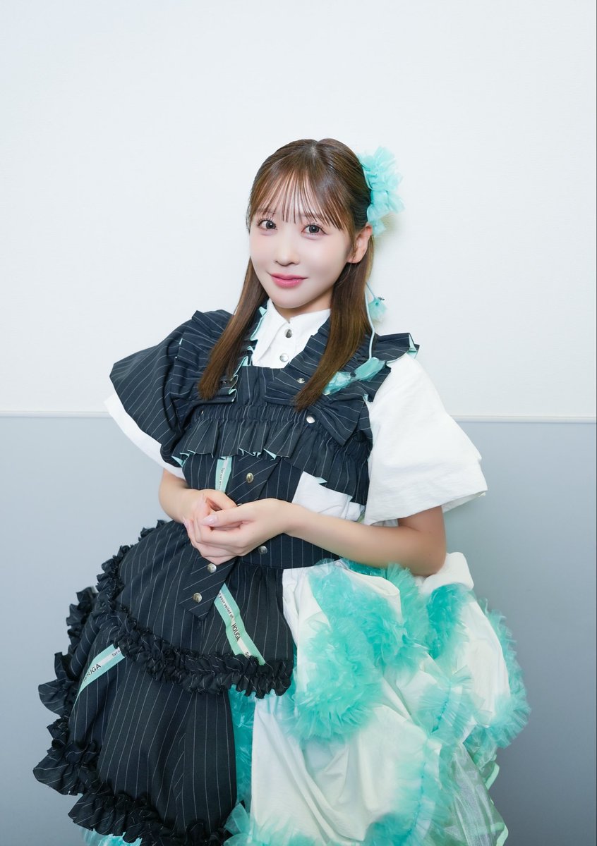 HpySls's tweet photo. HOUGA衣装のフリルの部分は着脱可でいろんな付け方が出来るみたい！個性があって可愛い！公式の写真ではみんな両肩にかかるように付けてるけど今日は片側の肩から流すように付けてたし、ゆいちゃんはフリルつけてなかったよね！いろいろな魅せ方が出来る素敵な衣装♡ぬい用に作ろう♡
 #櫻井優衣 https://t.co/JZ3BvTcZn3