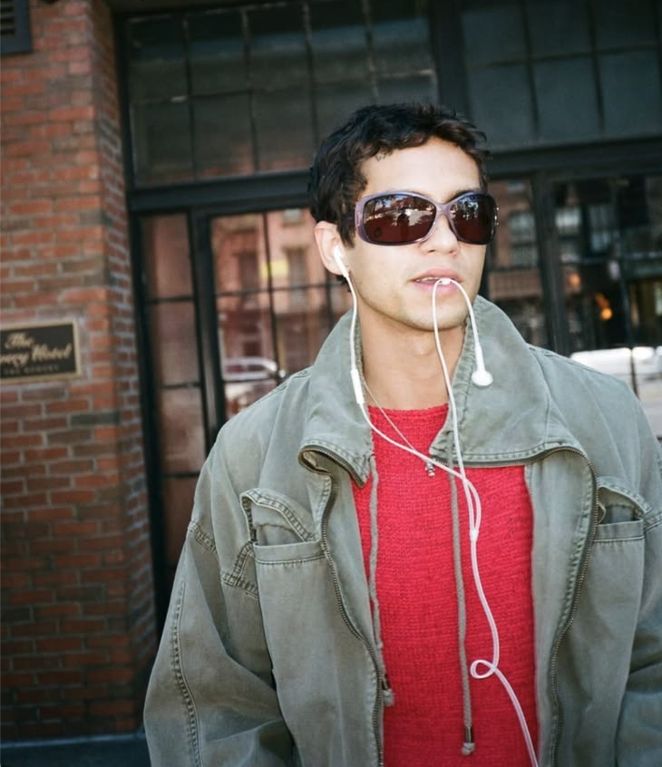 FikeCraveMag's tweet photo. Dominic Fike has parted ways with Columbia Records to go completely independent. He has zero corporate funding for his next album and absolutely no PR team to filter his intrusive thoughts on stage. https://t.co/1XgWhWJBq4