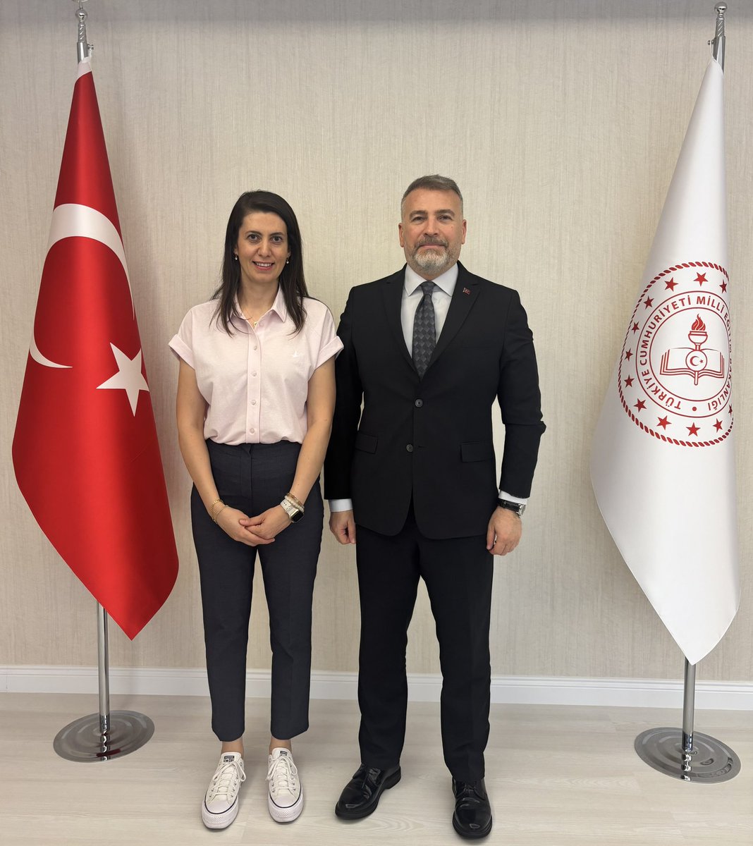 Kbraknnc's tweet photo. Üniversite yıllarımda üzerimde emeği olan kıymetli hocamla, bugün Millî Eğitim Bakan Yardımcısı olarak ülkemize hizmet ettiği görevinde yeniden bir araya gelmek benim için çok değerli ve anlamlıydı.
Nazik ev sahipliği ve kıymetli sohbeti için teşekkür ederim.@CihadDemirli @tcmeb https://t.co/UkqnvbIMdO