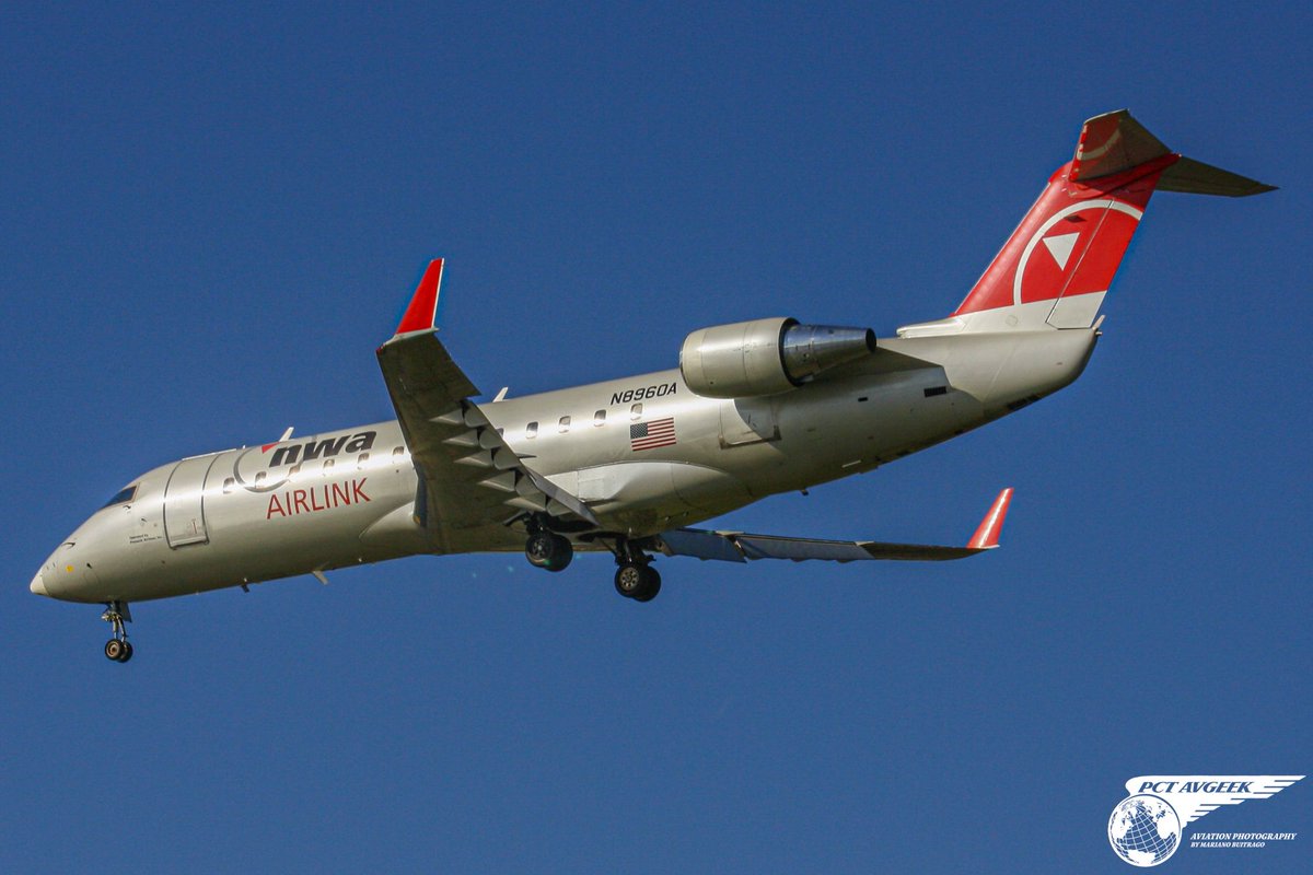 pct_avgeek's tweet photo. ✈️ Pinnacle Airlines Bombardier CRJ-200LR N8960A on final approach to runway 19 at Ronald Reagan Washington National Airport (DCA) 🇺🇸 operating a flight for NWA Airlink❤️🖤🩶 on 17 October 2010
@EndeavorAir #CRJ2 #NWAAirlink @reagan_airport @dcatower #DCA #aviationphotography #avgeek