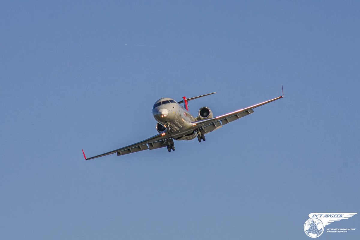 pct_avgeek's tweet photo. ✈️ Pinnacle Airlines Bombardier CRJ-200LR N8960A on final approach to runway 19 at Ronald Reagan Washington National Airport (DCA) 🇺🇸 operating a flight for NWA Airlink❤️🖤🩶 on 17 October 2010
@EndeavorAir #CRJ2 #NWAAirlink @reagan_airport @dcatower #DCA #aviationphotography #avgeek