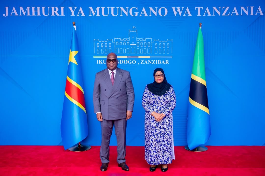 SuluhuSamia's tweet photo. Ikulu Ndogo, Zanzibar.

Mapema leo nimefanya mazungumzo na Rais wa Jamhuri ya Kidemokrasia ya Congo (DRC), Mheshimiwa Félix Antoine Tshisekedi Tshilombo, ambaye yupo nchini kwa ziara ya kikazi. Mazungumzo yetu yamejikita katika kuimarisha ushirikiano kati ya Tanzania na DRC, hususan katika kuunganisha nchi zetu kupitia ujenzi wa miundombinu, kukuza biashara kwa kuondoa vikwazo visivyo vya lazima, kuboresha huduma za mipakani na kuwezesha ushiriki zaidi wa sekta binafsi katika shughuli za maendeleo.

Tanzania ina fursa kubwa katika uzalishaji wa bidhaa za kilimo, uvuvi na mifugo, hivyo nimeikaribisha DRC kutumia fursa hizo katika kuongeza biashara na Tanzania. Aidha, tumekubaliana kuendeleza ushirikiano katika sekta ya madini, kuanzia uchimbaji, uongezaji thamani na masoko hadi tafiti na kubadilishana uzoefu na ujuzi, ikiwemo kupitia Kituo chetu cha Madini.

Tumesisitiza pia umuhimu wa kuendelea kushirikiana katika masuala ya amani na usalama, kwa lengo la kuimarisha utulivu na ustawi wa wananchi wa Tanzania, DRC na ukanda wetu kwa ujumla.
