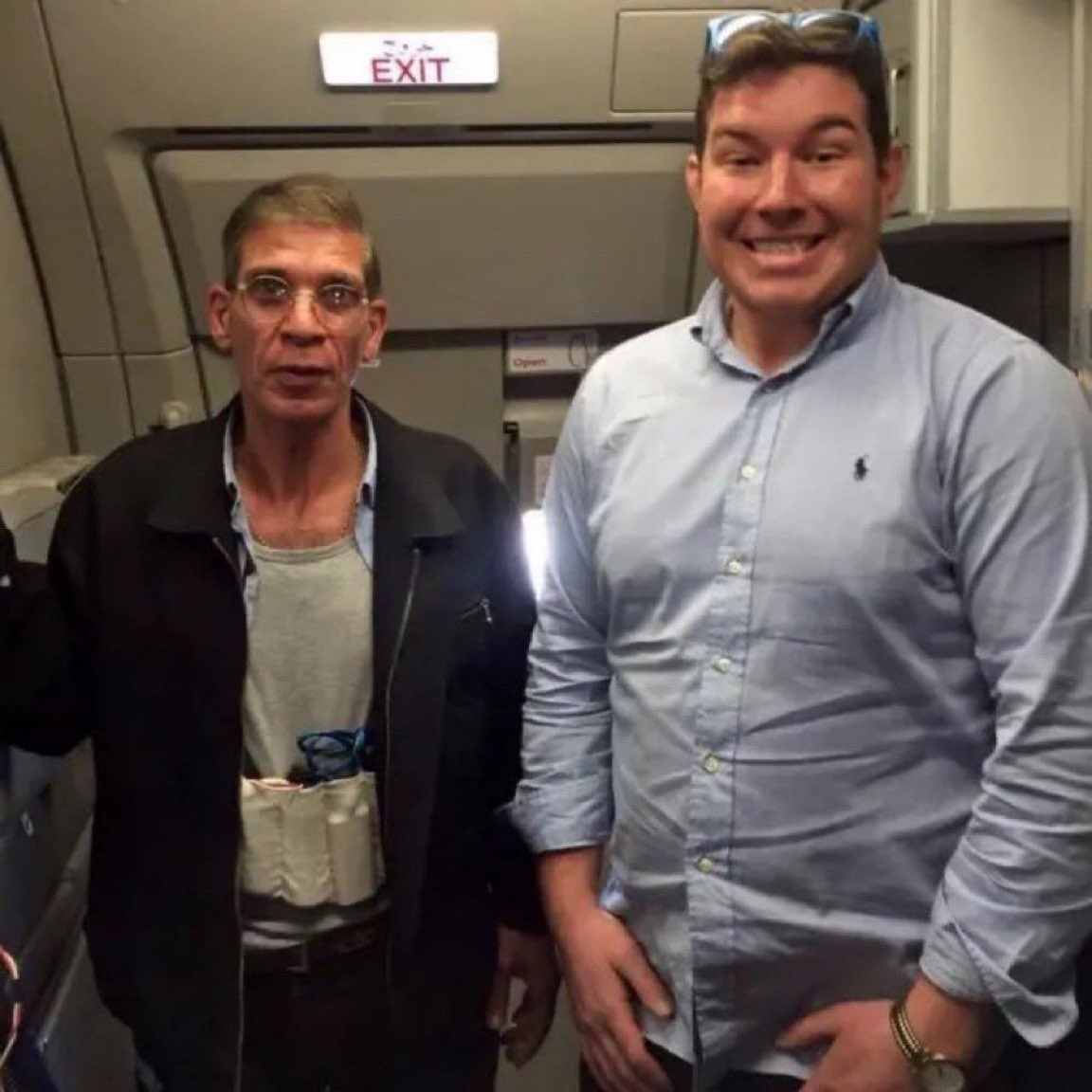 haagsetom's tweet photo. 【衝撃実話】

2016年、キプロス上空。
ハイジャックされた機内で
英国人男性が犯人に頼んだ。
「一緒に写真を撮ってほしい」

■発端
エジプト航空機が男に占拠された。
男は爆発物ベルトを装着。
乗客・乗員72人が人質に。

■その行動
英国人ベン・イネスさん(26)。
死を覚悟しながらも動いた。
客室乗務員に通訳を頼み
犯人に記念撮影を提案。

犯人はまさかの快諾。
満面の笑みで写真に収まった。

■正体
6時間の攻防の末、犯人は投降。
爆弾は本物ではなかった。
正体はiPhoneカバーを
配線でつないだ偽物だった。

動機も個人的なものだった。
「24年会えない家族に会いたい」

■帰国後
全員無傷で解放されたベンさん。
写真は世界中で拡散した。

だが空港で出迎えた母は
犯人以上に息子を叱った。
「なぜあんな事をしたの」

死ぬかもしれない瞬間ですら、
人は「証拠」を残そうとする。
そして母は、いつだって本気で怒る。