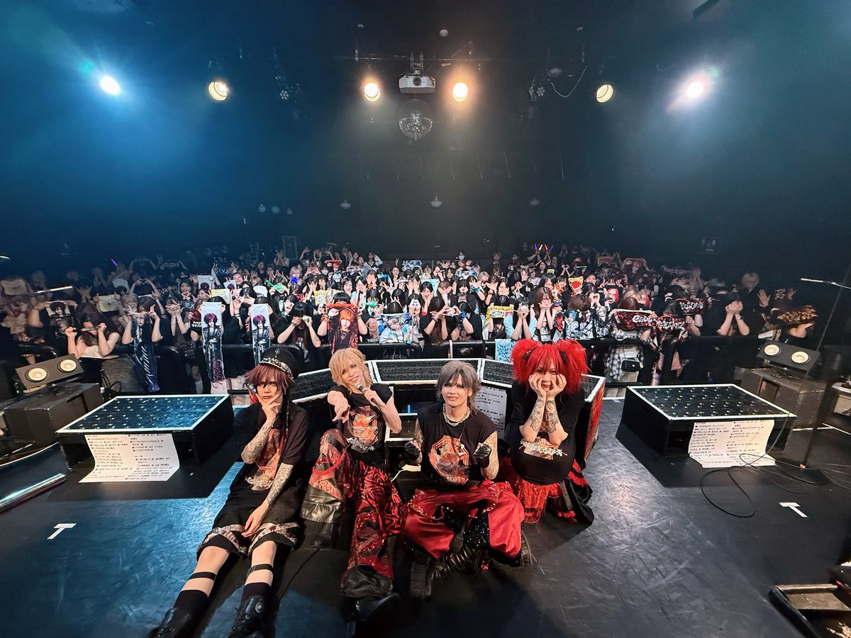 Royz_official's tweet photo. 岡山公演お疲れ様でした！平日でしたがたくさんのご来場ありがとうございました！そして待っていてくれた皆様ありがとうございました✨AFTER LIFEの歌声バッチリ届いてました👍次は京都公演！よろしくお願いします🔥🔥🔥🔥

#Royz https://t.co/24HrU5kgFh