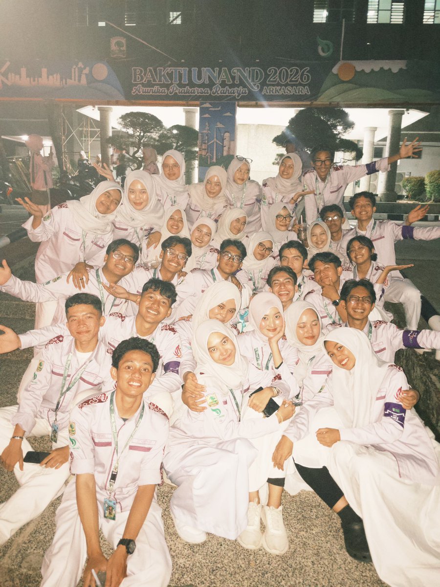 farrwar's tweet photo. so happy dipertemukan dengan mereka di bakti ini, love you guys 😔🤍 https://t.co/JrzIoBxTq5