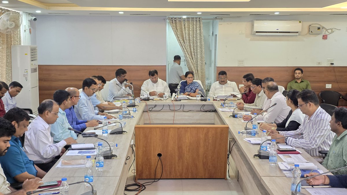 dm_puri's tweet photo. ### ପୁରୀ ଜିଲ୍ଲାର ବିକାଶ ପ୍ରକଳ୍ପର ସମୀକ୍ଷା

ଆଜି ପୁରୀସ୍ଥିତ ସ୍ୱତନ୍ତ୍ର ପ୍ରଦକ୍ଷଣ ଗୃହର ସମ୍ମିଳନୀ କକ୍ଷଠାରେ ଓଡ଼ିଶାର ମାନ୍ୟବର ଉପ ମୁଖ୍ୟମନ୍ତ୍ରୀ ଶ୍ରୀମତୀ ପ୍ରଭାତୀ ପରିଡ଼ା ମହୋଦୟାଙ୍କ ଅଧ୍ୟକ୍ଷତାରେ ପୁରୀ ଜିଲ୍ଲାର ବିଭିନ୍ନ ବିଭାଗର କାର୍ଯ୍ୟ ଓ ବିକାଶ ପ୍ରକଳ୍ପ ସମ୍ପର୍କିତ ସମୀକ୍ଷା ବୈଠକ ଅନୁଷ୍ଠିତ ହୋଇଛି।

ବୈଠକରେ ଜିଲ୍ଲାର ବିଭିନ୍ନ ପର୍ଯ୍ୟଟନ ଓ ଐତିହ୍ୟସ୍ଥଳୀର ଚାଲୁଥିବା ବିକାଶ ପ୍ରକଳ୍ପର ପ୍ରଗତି, ଭିତ୍ତିଭୂମିର ଉନ୍ନତି ଏବଂ ପର୍ଯ୍ୟଟକଙ୍କ ପାଇଁ ଆବଶ୍ୟକ ସୁବିଧାସୁଯୋଗ ନେଇ ବିସ୍ତୃତ ଆଲୋଚନା କରାଯାଇଥିଲା। ଐତିହ୍ୟ ଓ ସାଂସ୍କୃତିକ ��ହତ୍ତ୍ୱକୁ ଅକ୍ଷୁଣ୍ଣ ରଖି ପର୍ଯ୍ୟଟନସ୍ଥଳୀଗୁଡ଼ିକର ସର୍ବାଙ୍ଗୀନ ବିକାଶ ସହ ପର୍ଯ୍ୟଟକଙ୍କୁ ଉନ୍ନତ ମାନର ସୁବିଧା ପ୍ରଦାନ ଉପରେ ଗୁରୁତ୍ୱ ଦିଆଯାଇଥିଲା।

ଏହାସହ ପ୍ରକଳ୍ପଗୁଡ଼ିକୁ ନିର୍ଦ୍ଧାରିତ ସମୟସୀମାରେ ଗୁଣାତ୍ମକ ଭାବେ ସମ୍ପନ୍ନ କରିବା, ବିଭାଗଗୁଡ଼ିକ ମଧ୍ୟରେ ସମନ୍ୱୟ ବଢ଼ାଇବା ଏବଂ ପୁରୀର ପର୍ଯ୍ୟଟନ ଓ ଐତିହ୍ୟର ଗୌରବକୁ ବିଶ୍ୱସ୍ତରରେ ଆହୁରି ପ୍ରତିଷ୍ଠିତ କରିବା ନେଇ ଆବଶ୍ୟକ ଦିଗ୍‌ଦର୍ଶନ ପ୍ରଦାନ କରାଯାଇଥିଲା।

ବୈଠକରେ ମାନ୍ୟବର ବିଦ୍ୟାଳୟ ଓ ���ଣଶିକ୍ଷା ମନ୍ତ୍ରୀ ଶ୍ରୀ ନିତ୍ୟାନନ୍ଦ ଗଣ୍ଡ, ପୁରୀ ଜିଲ୍ଲା ଯୋଜନା କମିଟିର ଅଧ୍ୟକ୍ଷ ତଥା ସତ୍ୟବାଦୀର ମାନ୍ୟବର ବିଧାୟକ ଶ୍ରୀ ଓମ ପ୍ରକାଶ ମିଶ୍ର, ପୁରୀର ମାନ୍ୟବର ସାଂସଦ ଡକ୍ଟର ସମ୍ବିତ ପାତ୍ର, ପିପିଲିର ମାନ୍ୟବର ବିଧାୟକ ଶ୍ରୀ ଆଶ୍ରିତ ପଟ୍ଟନାୟକ, ଜିଲ୍ଲାପାଳ, ପୁରୀଙ୍କ ସମେତ ବିଭିନ୍ନ ବିଭାଗର ବରିଷ୍ଠ ଅଧିକାରୀଗଣ ଉପସ୍ଥିତ ଥିଲେ।