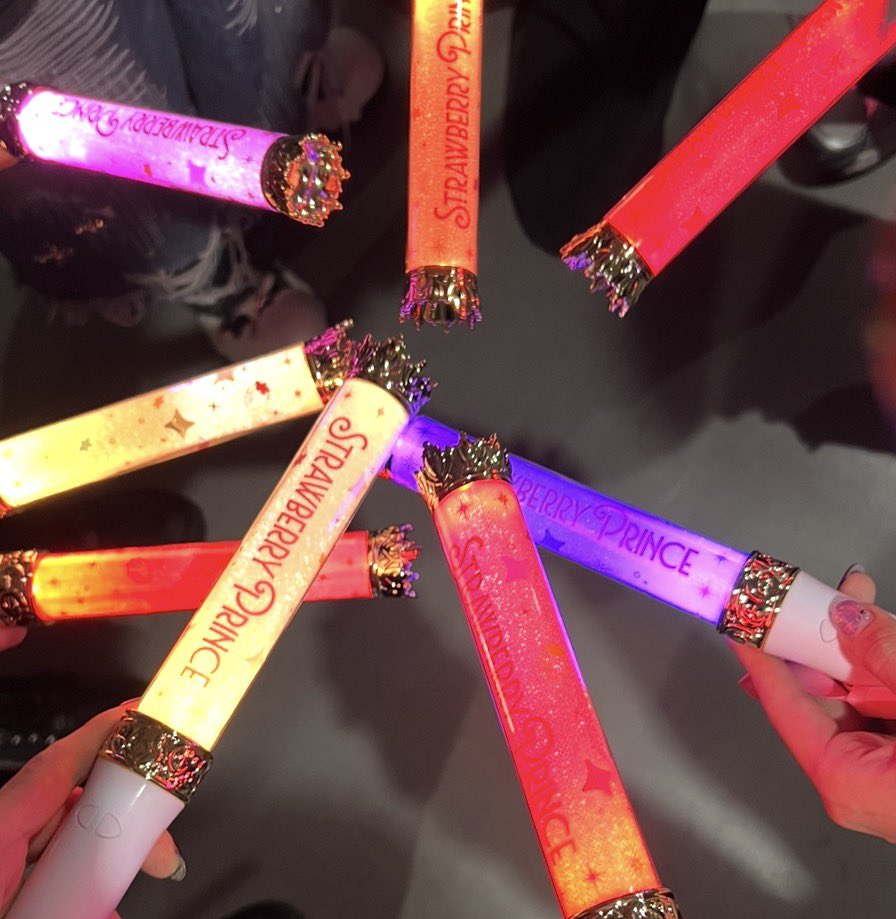 Rosesamadazo's tweet photo. すとぷりのライブを見てきたよ

公演を通して
10周年という壮大なストーリーや積み重ねてきたもの見せていただいて
何度も目頭が熱くなった。

俺もかけがえの無いこの１秒１秒を大切にみんなと刻んでいきたいな

改めて10周年おめでとうございます。
最高の大先輩です。

#すとぷり10周年ライブ https://t.co/EPlYxpP5iY