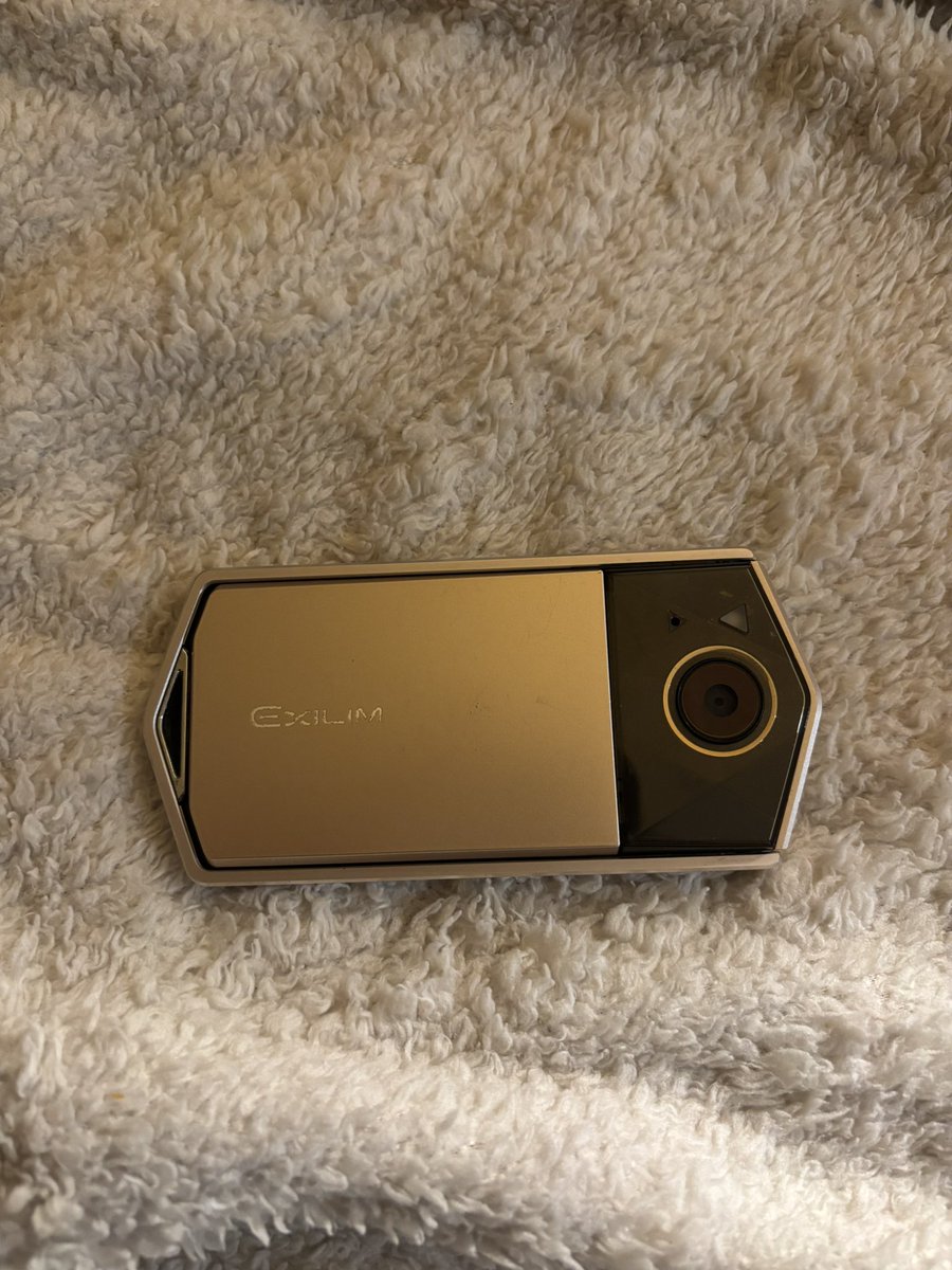 nichaxpst's tweet photo. 🪷 Casio EX-TR70 
กล้องฟรุ้งฟริ้ง
บอดี้สวย จอTouch screen เเฟลชติด โทนเริ้ด ถ่ายออกมาเเล้วละมุนมาก (ขอดูรูปเพิ่มเติมได้ค่า)

อุปกรณ์ที่ได้
- เฉพาะตัวกล้อง
ตำหนิ
-รอยลอกตามการใช้งาน
ราคา : 2,300 รวมส่ง🌟
บางซื่อนัดรับได้น้า📍
#ส่งต่อ #กล้องดิจิตอล #กล้องดิจิตอลมือสอง https://t.co/6U5fzDMIpg