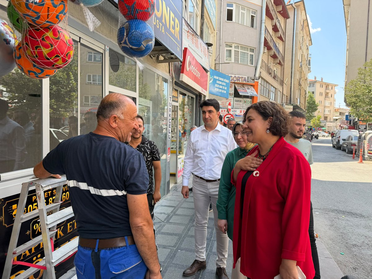 seherunsal40's tweet photo. Esnafımızın çayı sıcak, sohbeti samimi, bereketi daim olsun...
Halkımızla ve emektar esnafımızla bir araya gelmeye, helal rızık peşinde koşan kardeşlerimizin çayını içip sohbetlerine ortak olmaya devam ediyoruz. Güler yüzü ve misafirperverliğiyle bizleri bağrına basan her bir esnaf kardeşime yürekten teşekkür ediyor, hayırlı ve bereketli kazançlar diliyorum.
Rabbim birlik ve beraberliğimizi, dayanışmamızı daim eylesin.
@abuyukgumus @ahmetcolakoglu0 @OmerOBDebgici