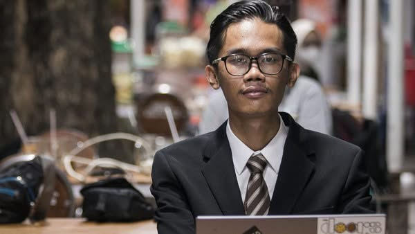 KapudS640's tweet photo. namanya almas tsaqibbirru, sosok yang ngajuin uji materi ke mahkamah konstitusi, sampai akhirnya ngebuka jalan buat gibran bisa jadi cawapres. entah sekarang hidupnya udah bergelimang harta atau gimana.. kok nggak pernah muncul lagi ke permukaan. https://t.co/mjS6FjMJ9s