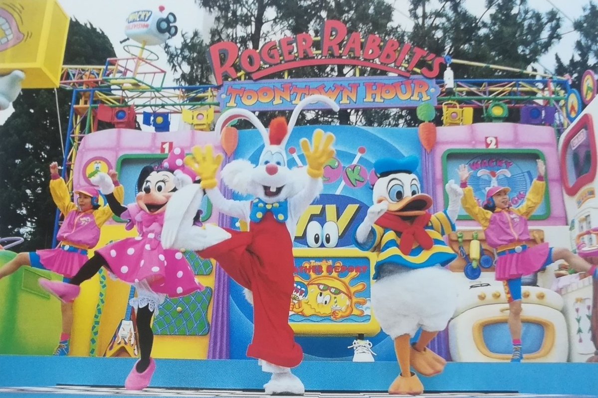 d_dash_k's tweet photo. 僕のはじめてのレギュラーショー『トゥーンタウン・アワー』のメンバーと30周年同窓会を開くために、LINEでグループ作成。

とりあえずダンサーメンバーは揃ってきた。

そうだよね、今年が自分がディズニーに入って30年経ったからね。

#トゥーンタウンアワー https://t.co/QTE7Zrn3t8