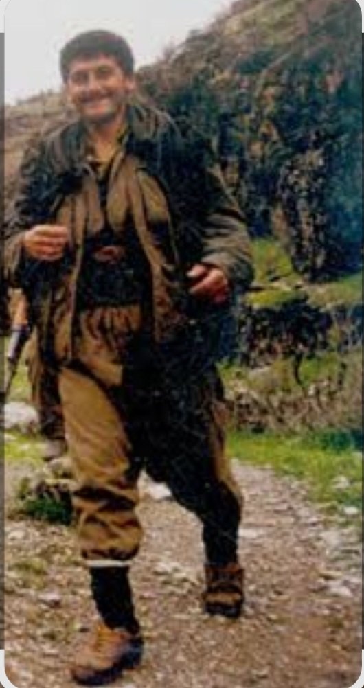 BafeDilsad's tweet photo. Em we qet ji bîrnakin 
18.08.2003
Bi rêz û minnet bibîrtînim fermandar https://t.co/vnc7DSDXiw