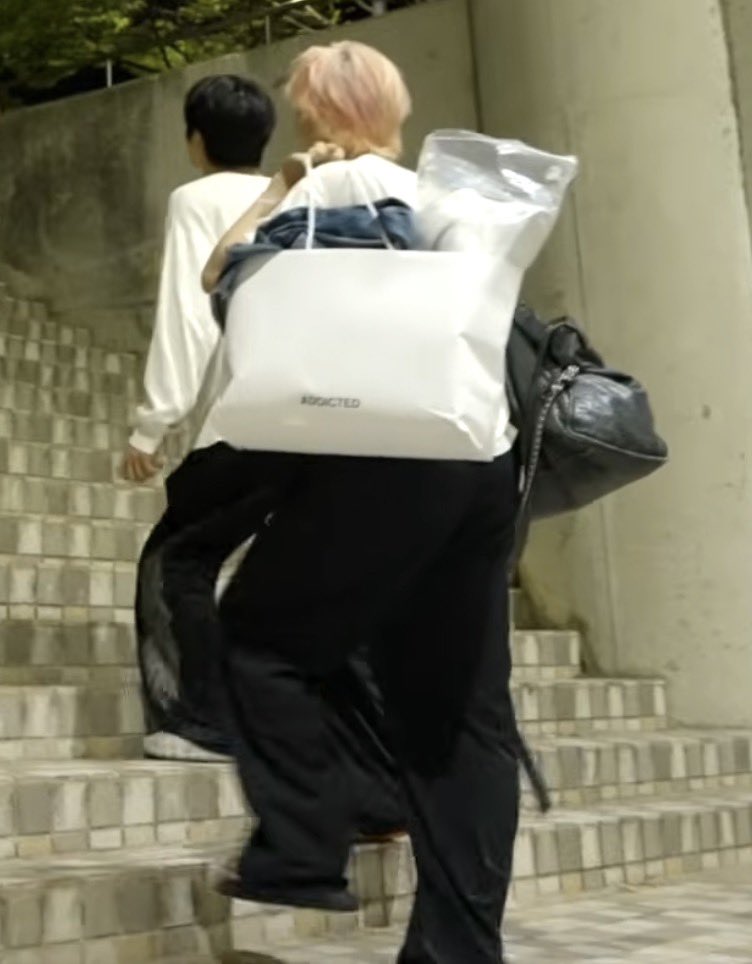_mt41's tweet photo. ショウタロウくんこのでかでか大荷物で退���してるのに、次の日も昨日と同じズボン履くって、いったいこの荷物たちはなんなんだよ https://t.co/XSq2Rqczue