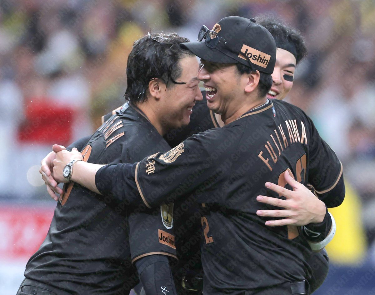 Sponichi_Tphoto's tweet photo. 勝利の立役者を抱きしめる #藤川球児監督 https://t.co/W1buWaqA4x