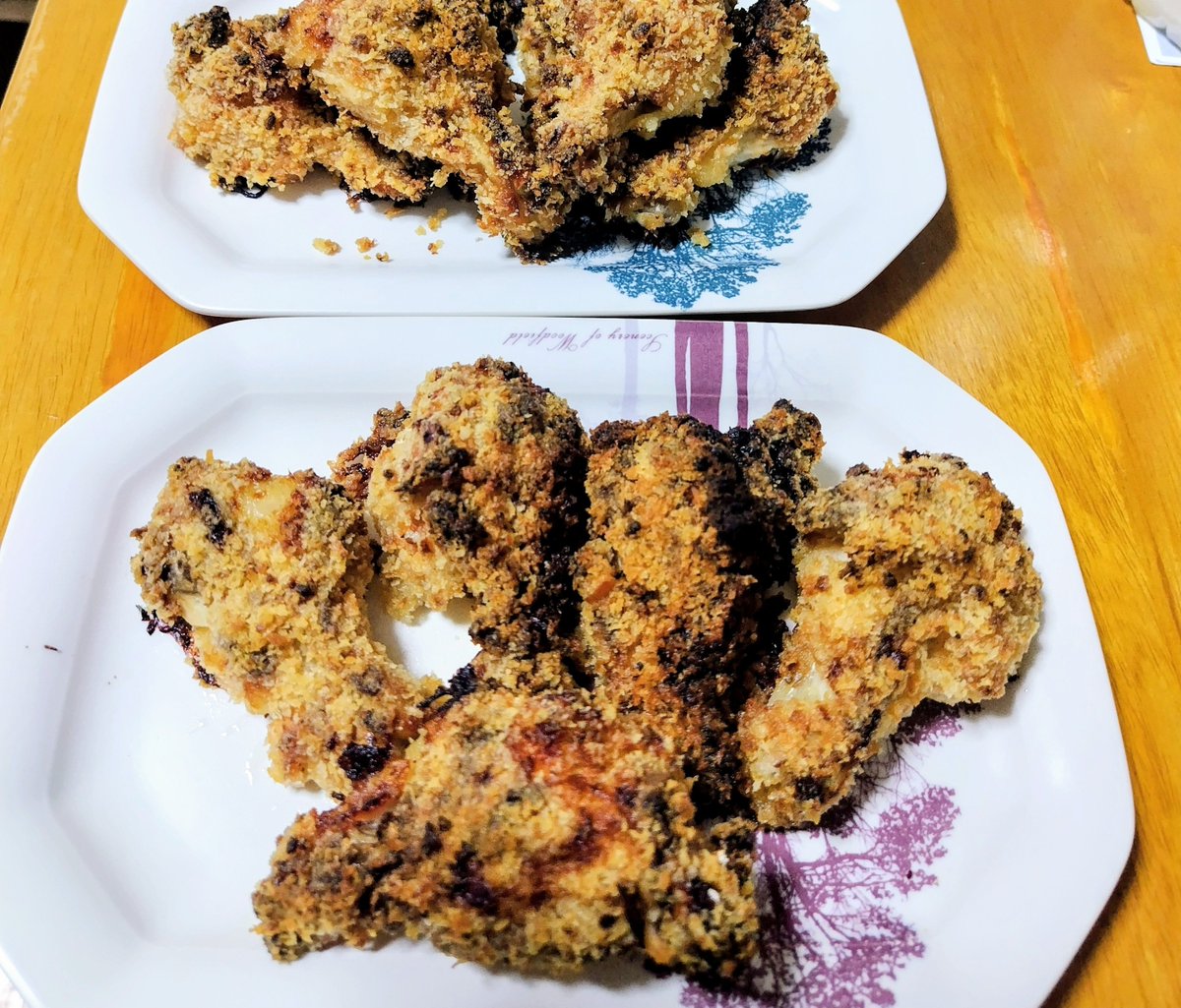chall_loselta's tweet photo. とんでもないものを生み出してしまいました…
オーブンで揚げ焼きにしたチキンです🍗✨️

手前が塩胡椒味、奥が醤油味！
絶対食べ切れない（） https://t.co/fofi6pXVRi