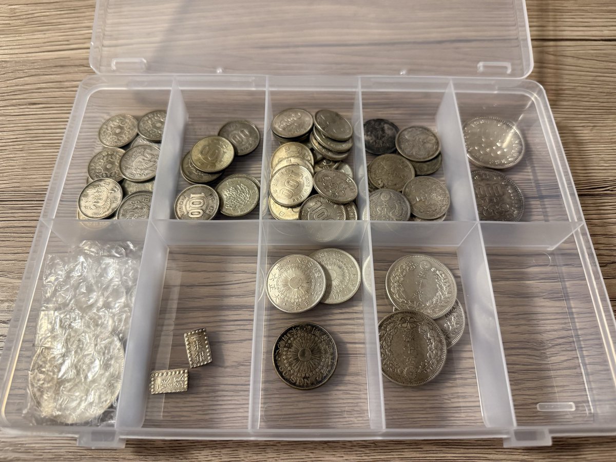 Kabibonz's tweet photo. まだ日本の銀貨だけを集めてた頃の収集品が棚の奥から出てきて得した気分♪ https://t.co/PaTJxe8KgD