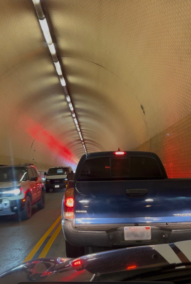 ElaineLeung4's tweet photo. #SF #BroadwayTunnel Renovation: Only one lane open in each direction for work over next 14 months.

EB bore #closed but EB traffic is redirected into WB bore for 2-way #traffic (see video). Also, no left turn EB onto Powell- Expect Delays

#BayArea #TotalTraffic #TotalTrafficSF https://t.co/3n9iGTDDey