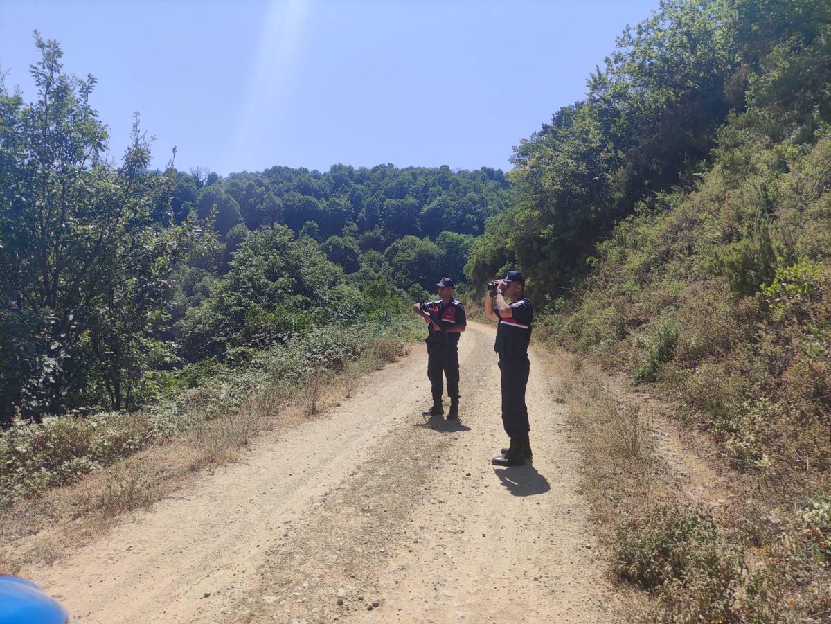 termalkaymakaml's tweet photo. Termal İlçe Jandarma Komutanlığı ekiplerince, ormanlık alanlarda meydana gelebilecek yangınlara karşı vatandaşlarımızı uyarmak ve bilinçlendirmek amacıyla devriye faaliyetleri gerçekleştirildi.

@ahusta07 
@yalovavaliligi https://t.co/rcB3ZVpKne