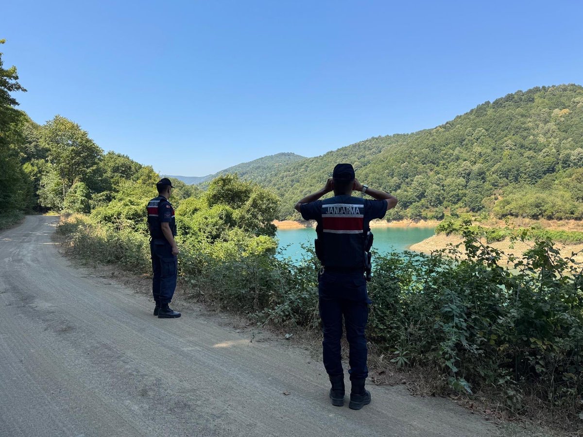 termalkaymakaml's tweet photo. Termal İlçe Jandarma Komutanlığı ekiplerince, ormanlık alanlarda meydana gelebilecek yangınlara karşı vatandaşlarımızı uyarmak ve bilinçlendirmek amacıyla devriye faaliyetleri gerçekleştirildi.

@ahusta07 
@yalovavaliligi https://t.co/rcB3ZVpKne