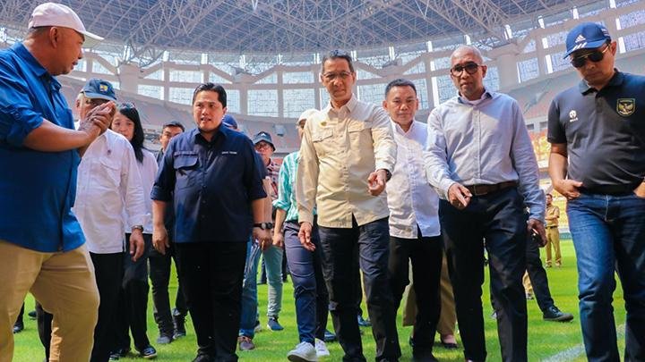 fanatikball_'s tweet photo. Mungkin saja kalau tidak ada segerombolan orang-orang ini sepertinya Timnas dan Persija dari dulu bakal sering main disini, tp kenyataannya sampe sekarang rumput JIS masih terus dipoles.

Bayangin aja, padahal rumput yang awalnya bagus banget udah pakai sistem hybrid tapi tiba-tiba si gerombolan itu malah seenak jidat mengganti rumputnya dan hasilnya jelek waktu di pake pas Piala Dunia U-17.

JIS ini sebenernya bagus, tp sayang jadi korban politik terus 🫠
