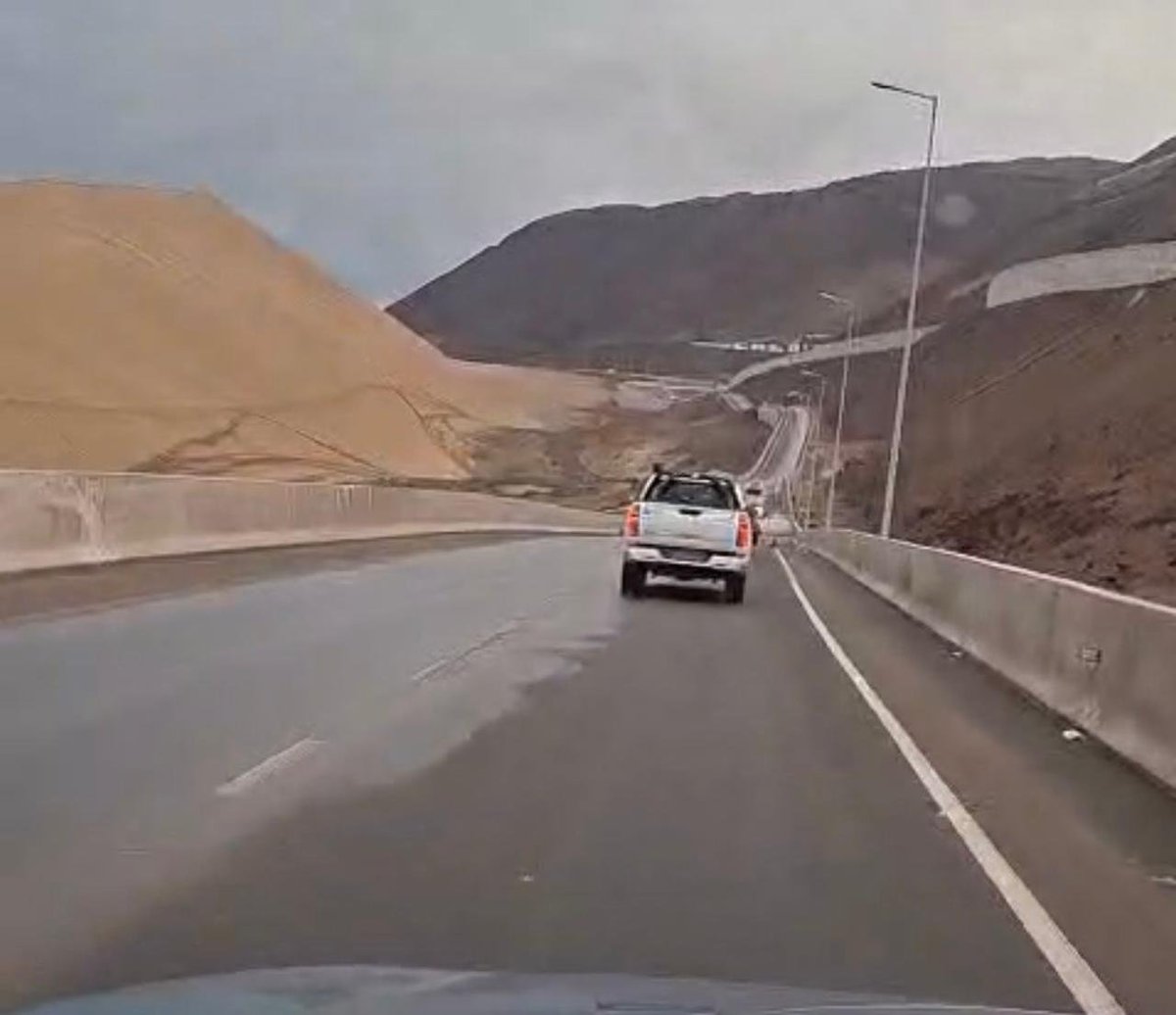 radiopaulina's tweet photo. 🔴 Registros muestran escurrimiento de agua, barro y tierra desde la ladera, afectando un sector del muro de contención del segundo acceso entre #Iquique y #AltoHospicio.

Conductores deben transitar con máxima precaución por el sector.

#Tarapacá https://t.co/kPMdzchBJm
