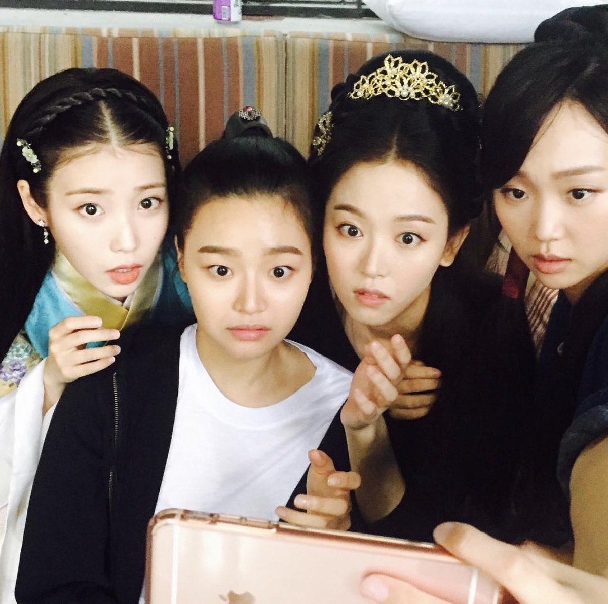 dlwlrmahi516's tweet photo. 달의연인 10주년 진짜 곧인데 뭐 없어요..?? 난 아직도 2016년에 갇혀 살고잇는데.. 동창회 어디갓냐고… 옆동네 10주년 기념 예능 뜰 때마다 사실 너무 부러웟어요😭😭 https://t.co/2ogiIA7Mpq