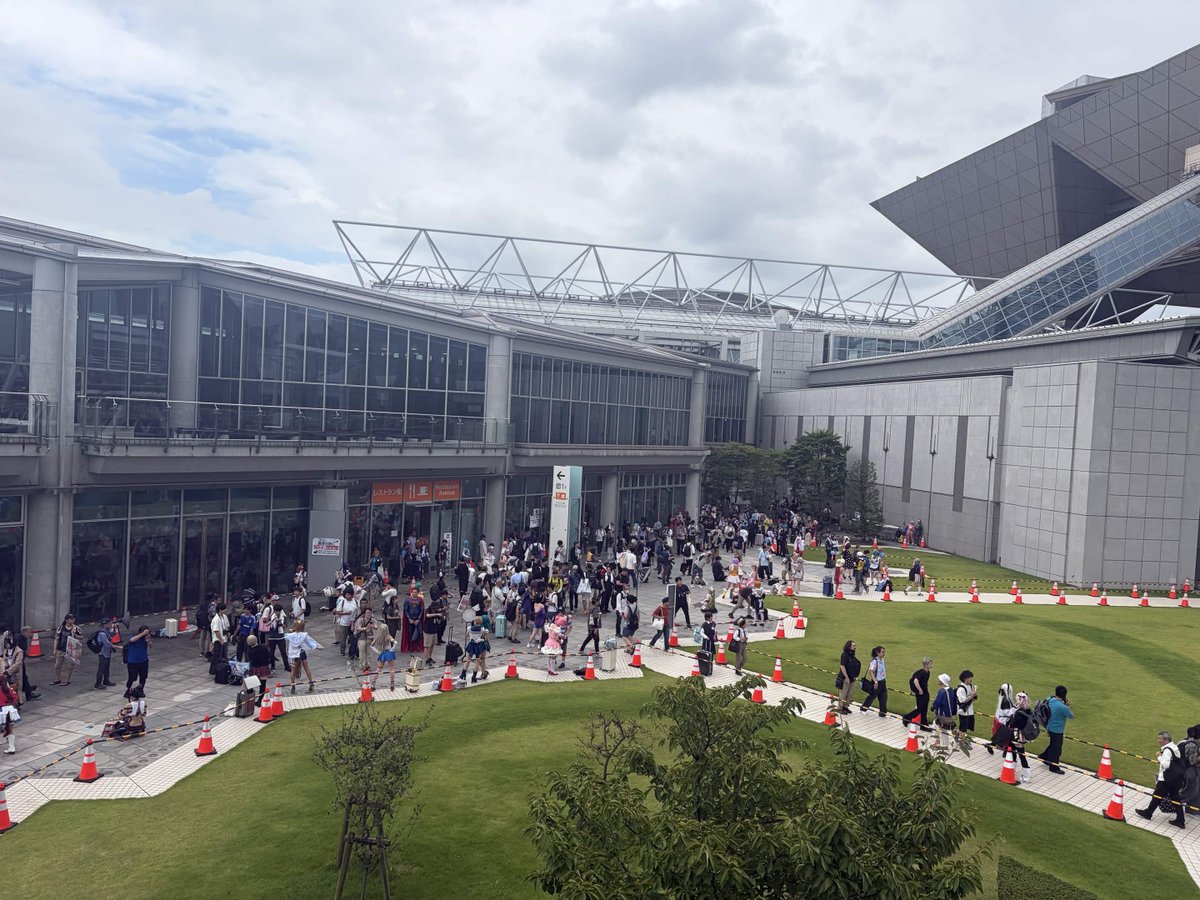 comiket_intl's tweet photo. 6. Participation of 9,000 Cosplayers was similar to last summer’s C106, with a continued increase in international participants cosplaying. To reduce overcrowding, a new cosplay area was added next to the East Parking Lot. https://t.co/at0J6tDpqw