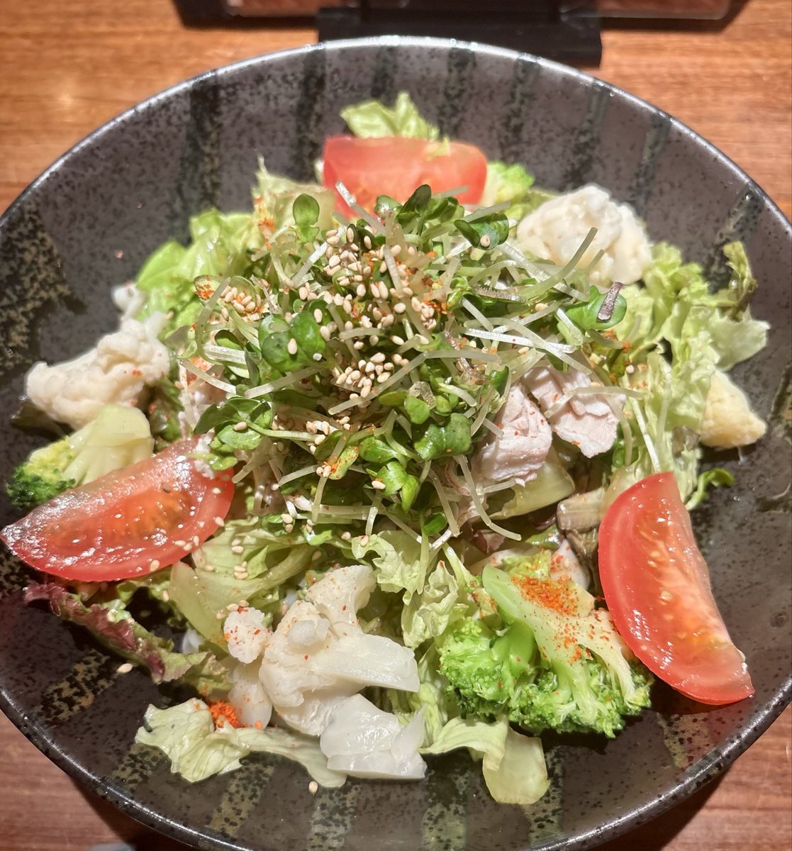 MOMOSUKE09's tweet photo. 残業のお供に玉丁本店で豚しゃぶサラダきしめんをいただきます🥗
3食麺🍜😳少しでも野菜をとってヘルシーにします🐷

SFP優待利用💵 https://t.co/qD0Vq6yIal