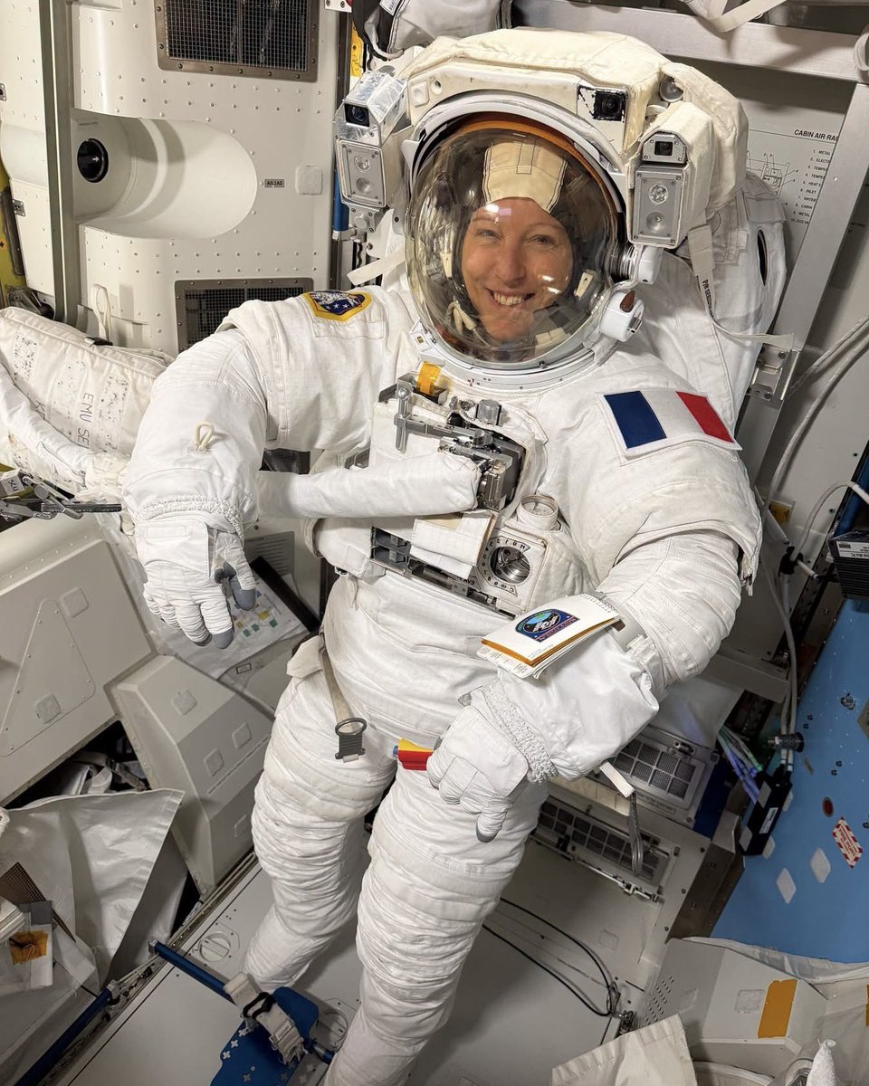 RenaudMuselier's tweet photo. Pour l'histoire 👩‍🚀

@Soph_astro, spationaute française, réalise actuellement sa première sortie extravéhiculaire ! 

Quelle fierté ! C'est la première femme française, deuxième européenne, à s'aventurer dans le vide spatial.

Impressionant !! Bravo 👏 https://t.co/gnrtQ0tBBL